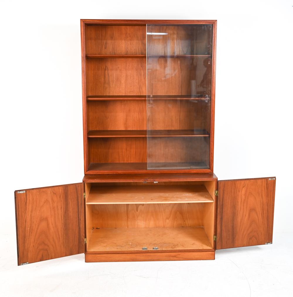 Mid-20th Century Teak Glass-Front Bookcase by Børge Mogensen for Søborg Møbler For Sale