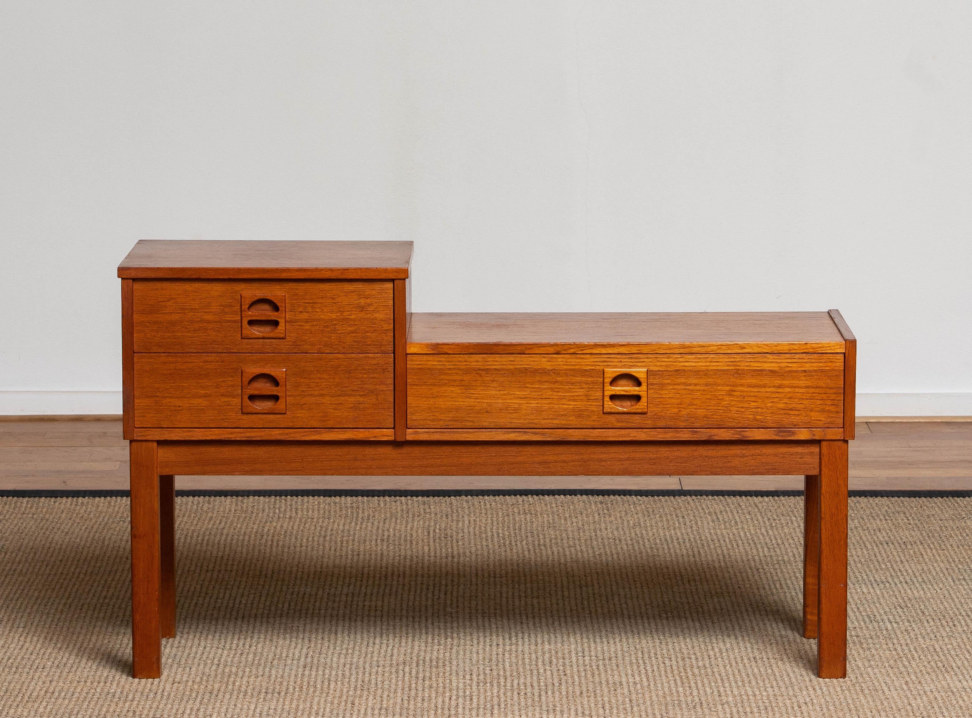 Beautiful teak side table / hall cabinet / telephone bench in teak consisting three drawers.
This side table is made in the '60s in Sweden and the overall condition is very good.