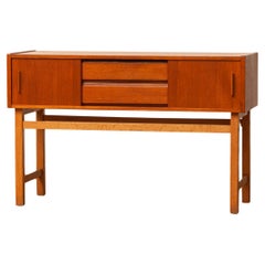 Hallenschrank / Sideboard aus Teakholz mit Schubladen und Schiebetüren auf Eichenholzbeinen. Schweden