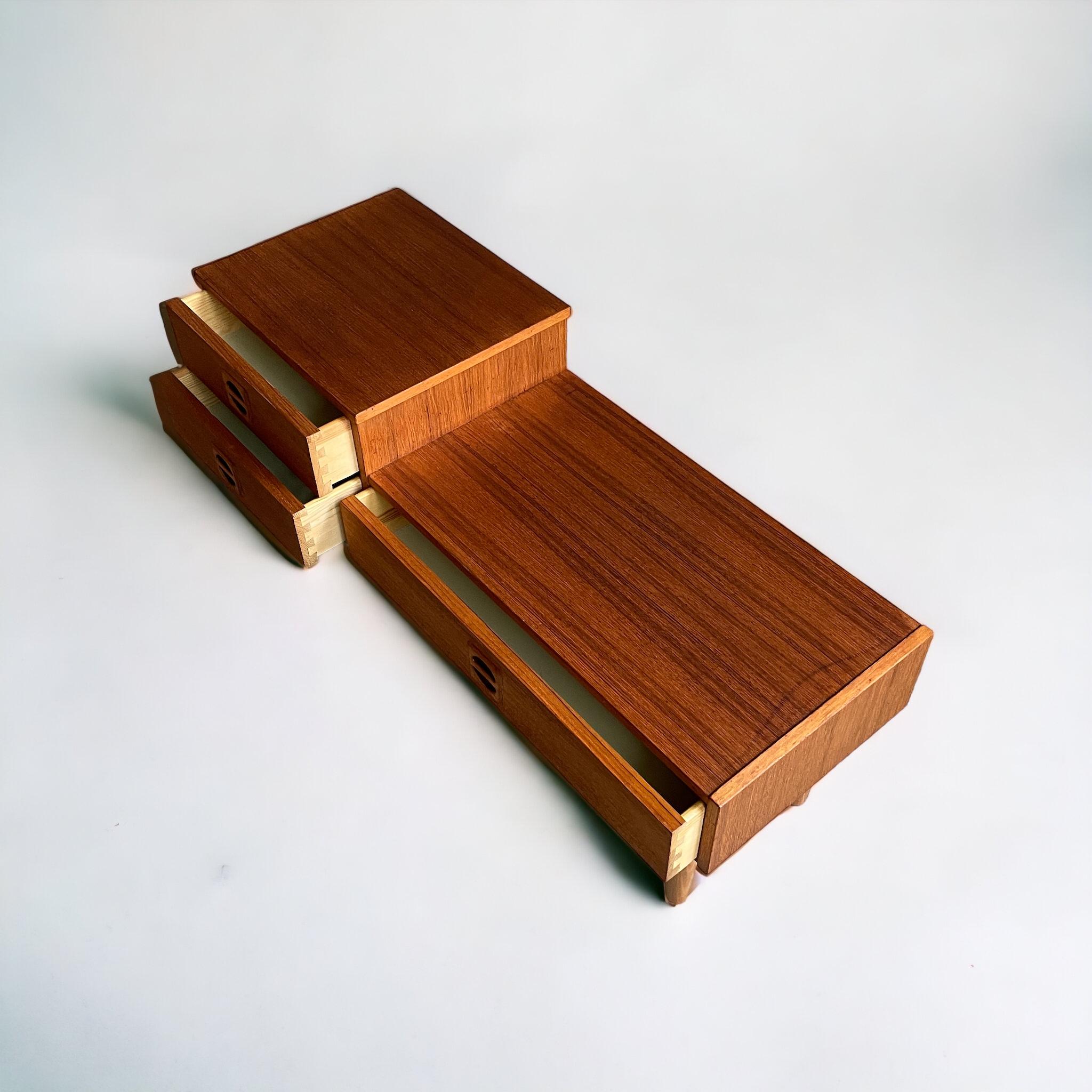 Perfect hallway entrance piece / sideboard with great storage space and a small bench seat. Teakwood with a warm glow. Beautifully sculptured handles?

Measures: Height 42 cm • Width 90 cm • Depth 30 cm?