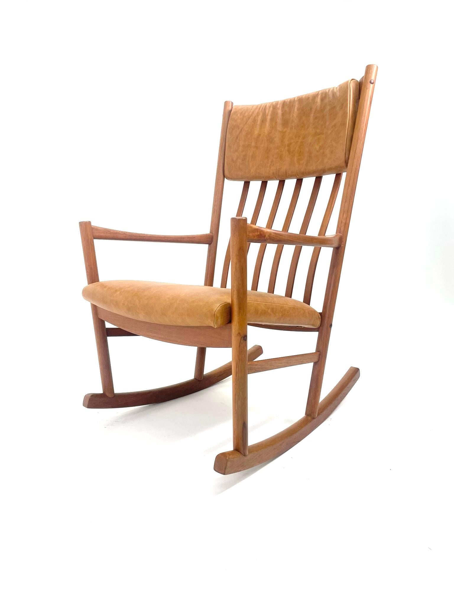 This is a beautiful Hans J. Wegner rocking chair in teak. Stunning example of Danish design with the sensually curved arms inspired by traditional Windsor and Shaker furniture, fused with Wegner’s poetic lines. This wonderful piece features a