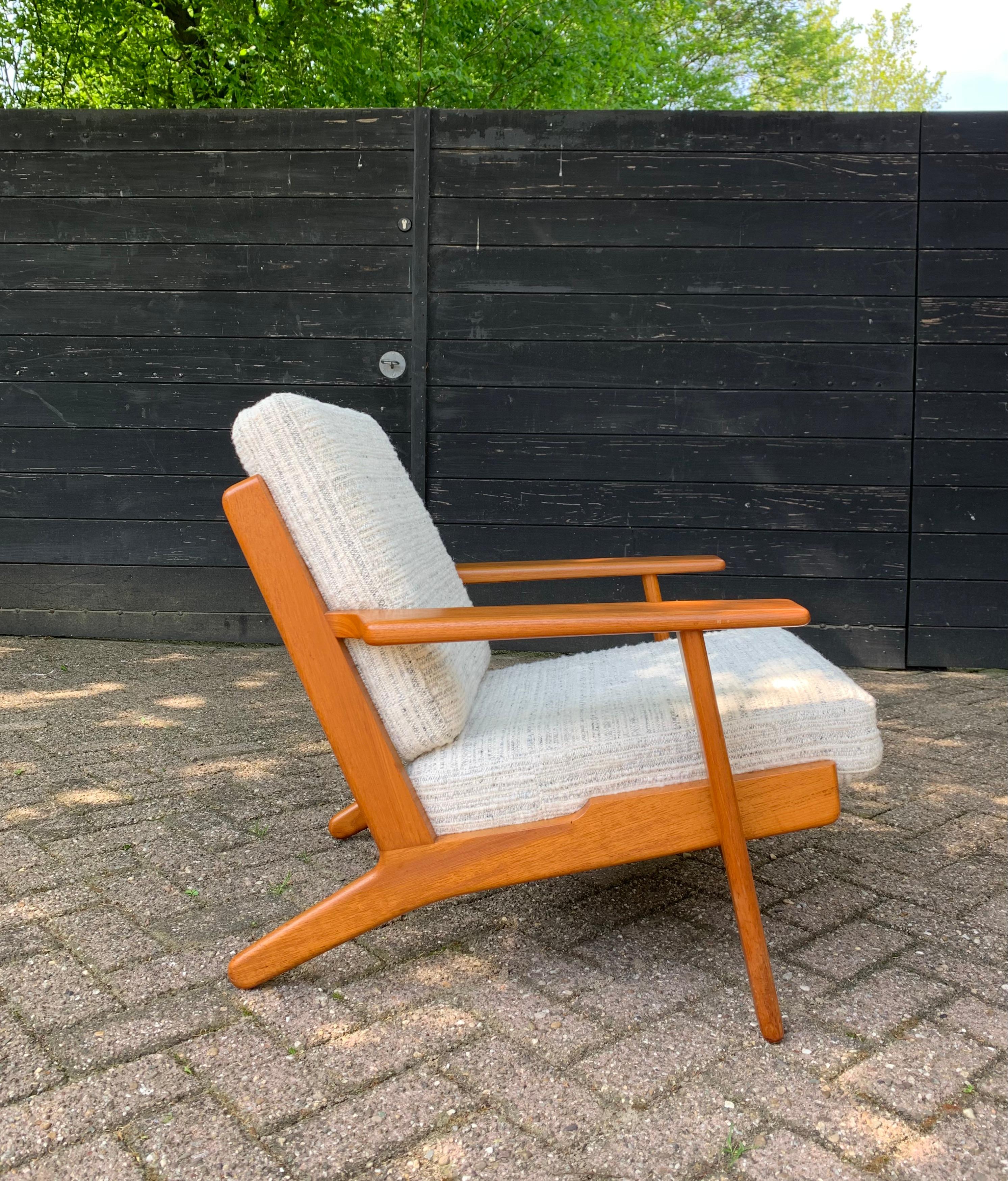 Lounge chair GE290 is a beloved early design by Hans Wegner, Wegner already designed the chair in 1953. The chair offers exceptional good seating comfort and much convenience is offered from the wide armrests that can hold a cup, book or phone.
