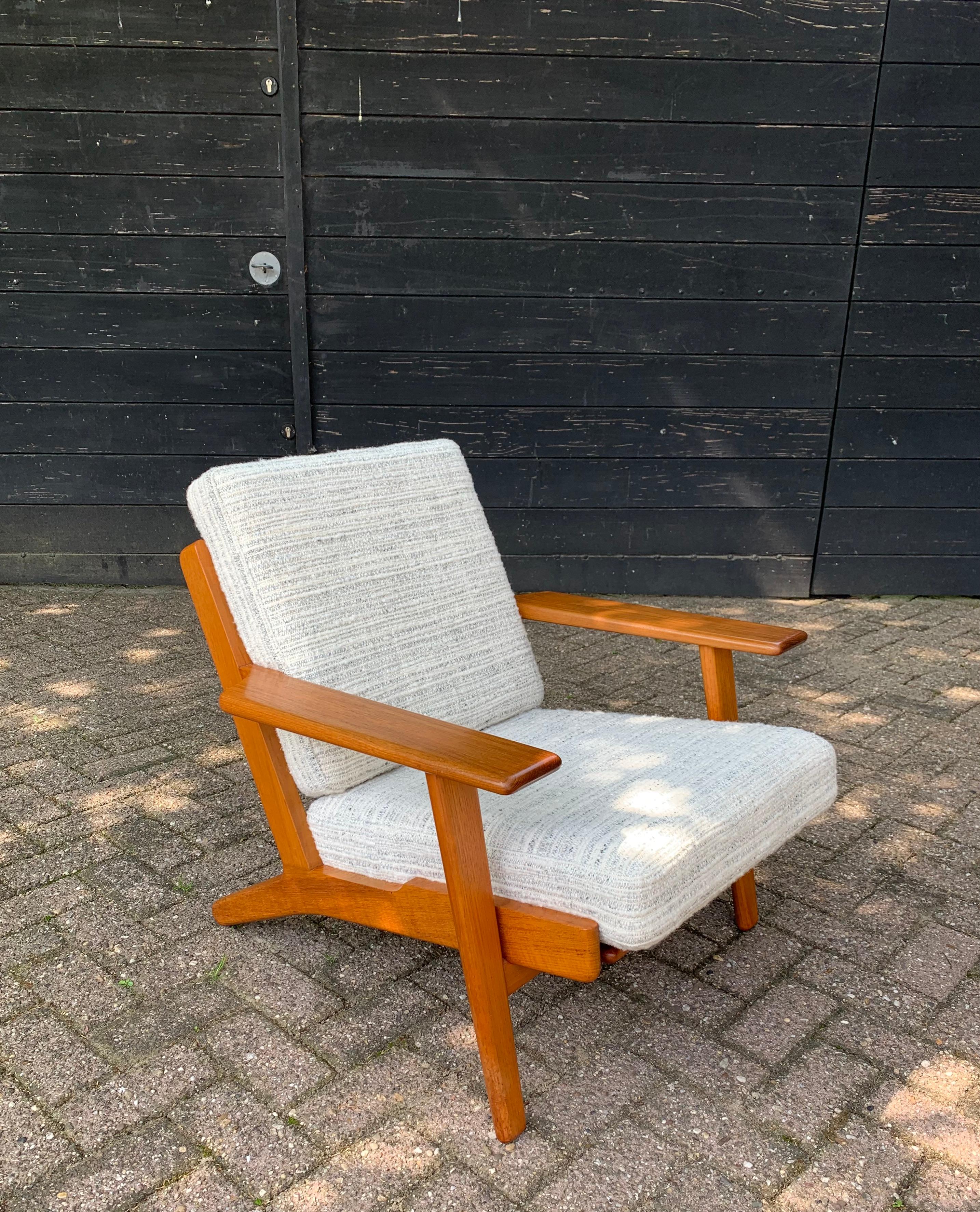 Mid-20th Century Teak Hans Wegner Lounge Chair GE290 by GETAMA - Fully Restored  For Sale