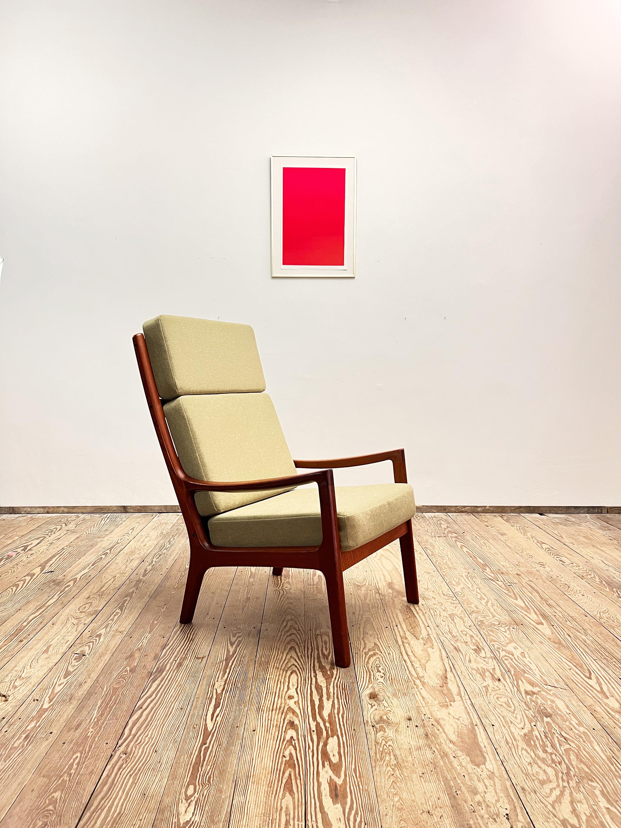 Dimensions: 70 x 105 x 88 x 45 cm (Width x Height x Depth x Seat Height)

This beautiful high back lounge chair was designed by Ole Wanscher for the Sentator Series for France and Son in the 1950s. The chair is made out of massive teak wood and was