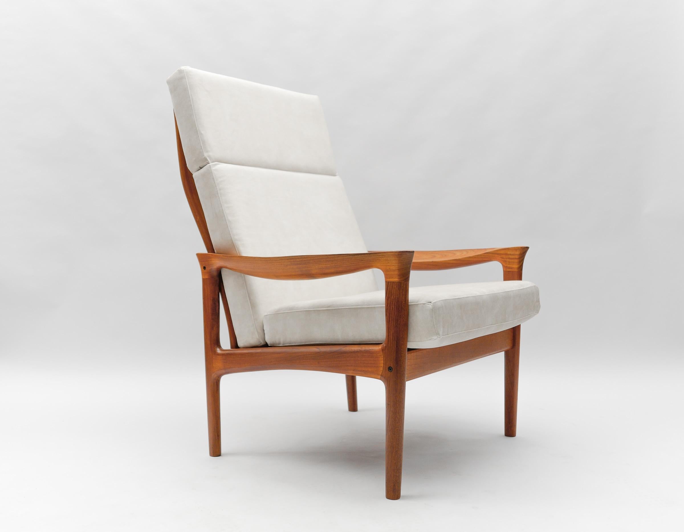 Scandinave moderne Fauteuil à dossier haut en teck, nouvellement tapissé, années 1960 Danemark en vente