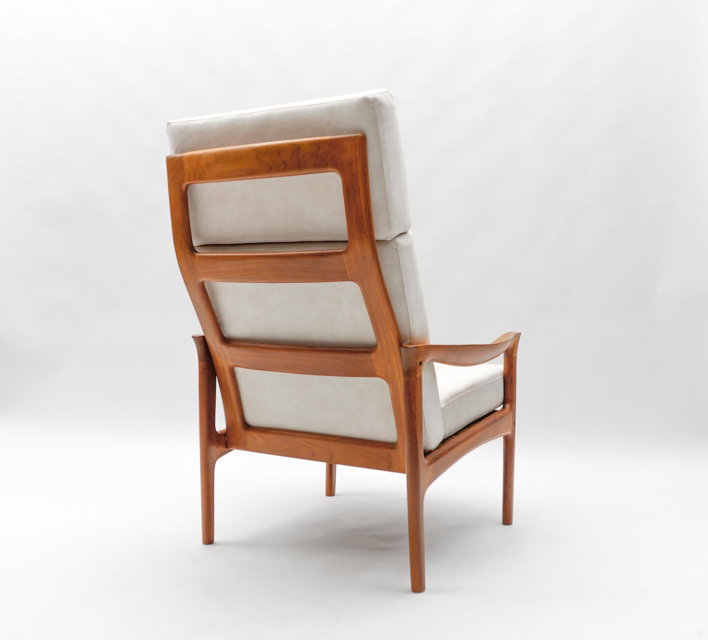 Teak High-Back Armchair, Newly Upholstered, 1960s Denmark In Good Condition For Sale In Nürnberg, Bayern