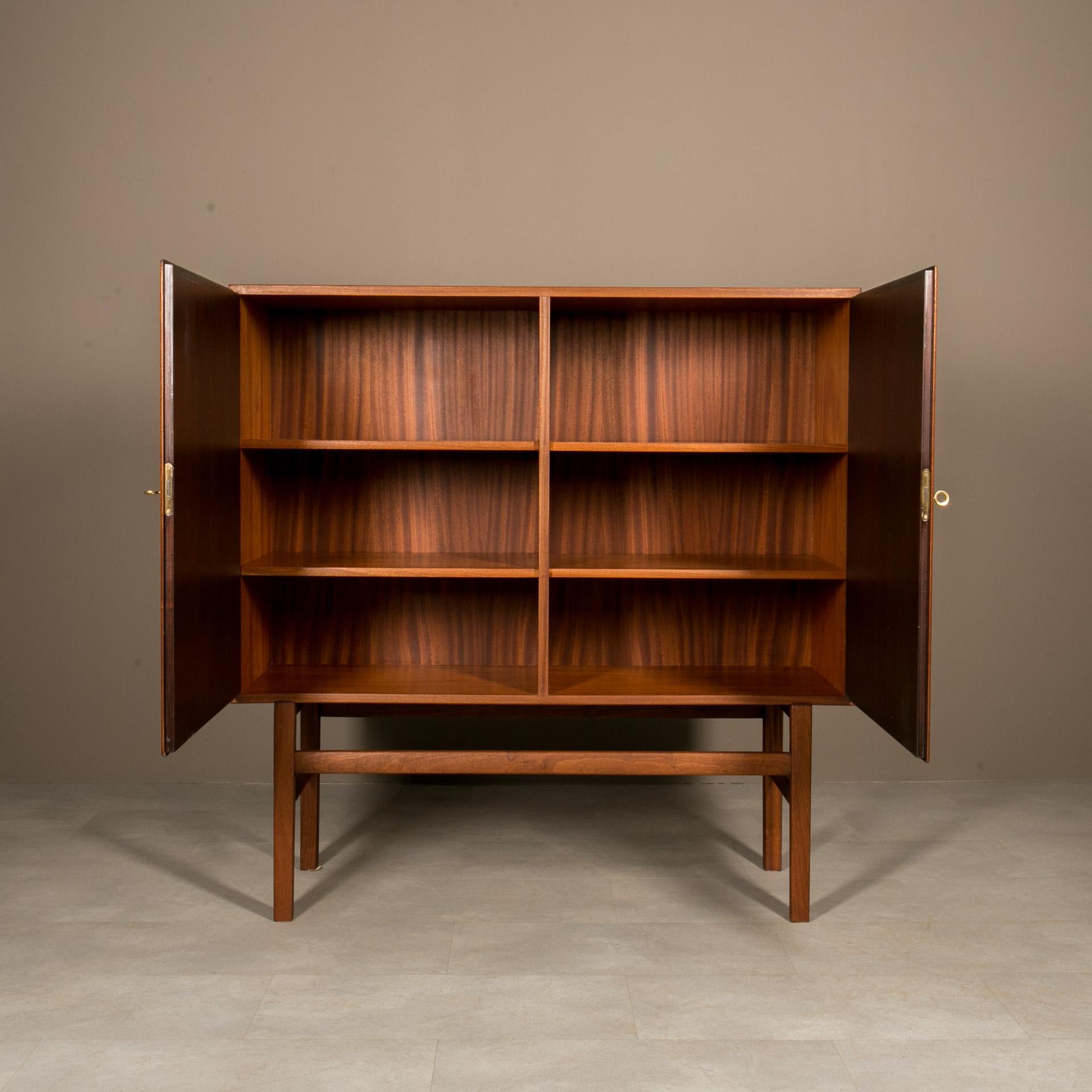 Tablero alto de teca de Ole Wanscher para Poul Jeppesen, años 60, diseño danés Moderno de mediados de siglo en venta