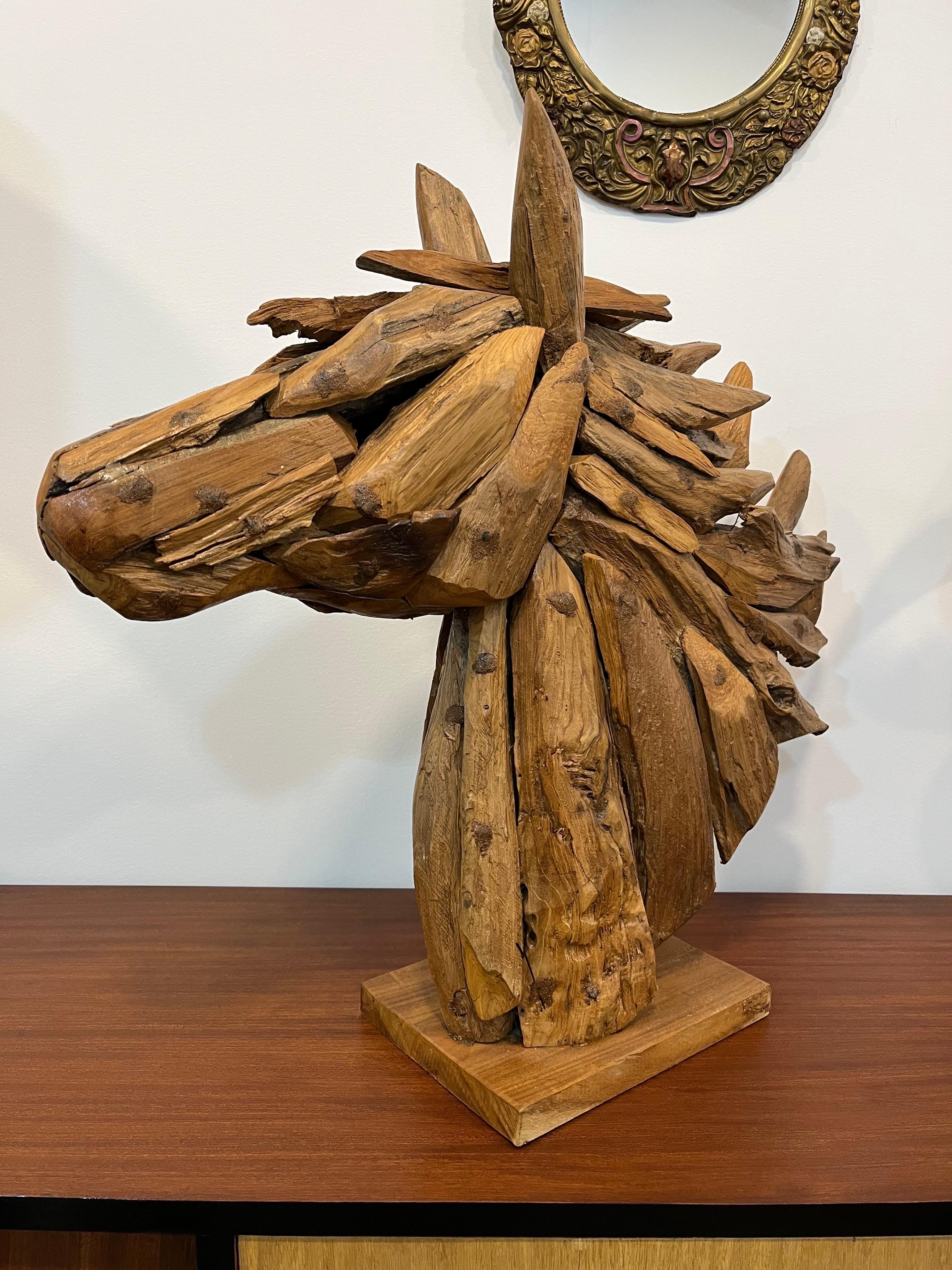 Arts and Crafts Sculpture de tête de cheval en teck