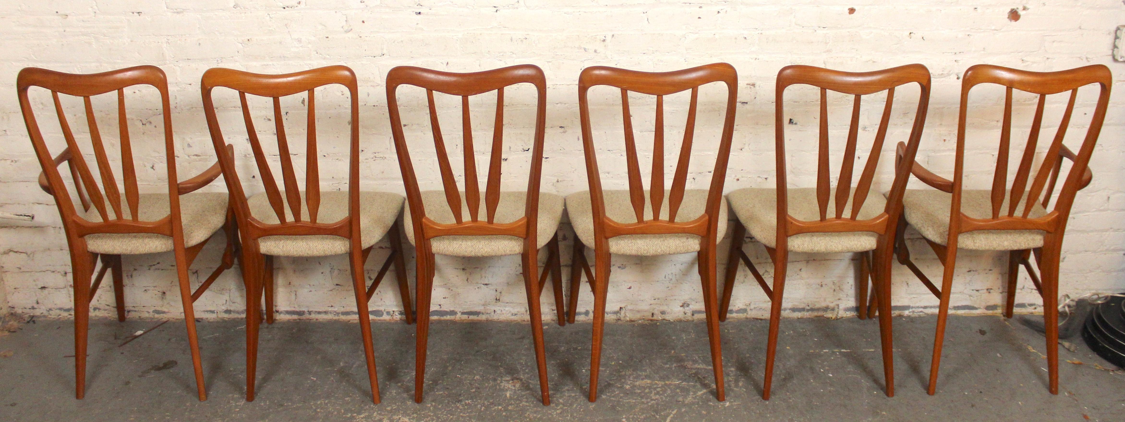 Set di sei sedie da pranzo danesi di metà secolo moderno disegnate da Neils Koefoeds per Hornslet. Sedie alte con fusi scolpiti, con schienale a forma di semi-cuore. Struttura interamente in teak con sedili imbottiti.
Poltrone: 21 