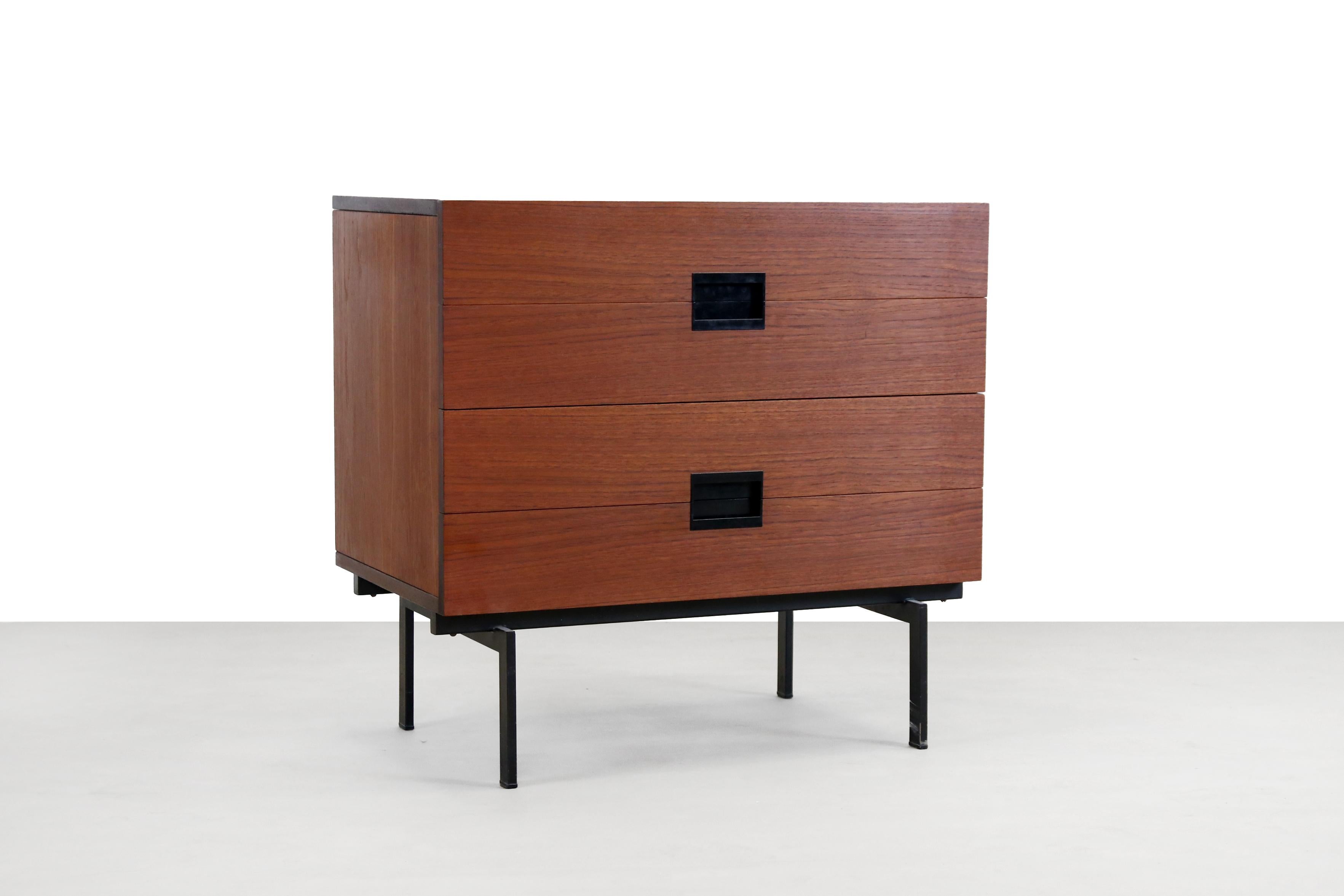 Very nice chest of drawers from the so-called Japanese Series designed by Cees Braakman and manufactured by UMS Pastoe in the 1950s. This cabinet is not only beautiful but also offers a lot of storage space. The teak cabinet has four curved plywood