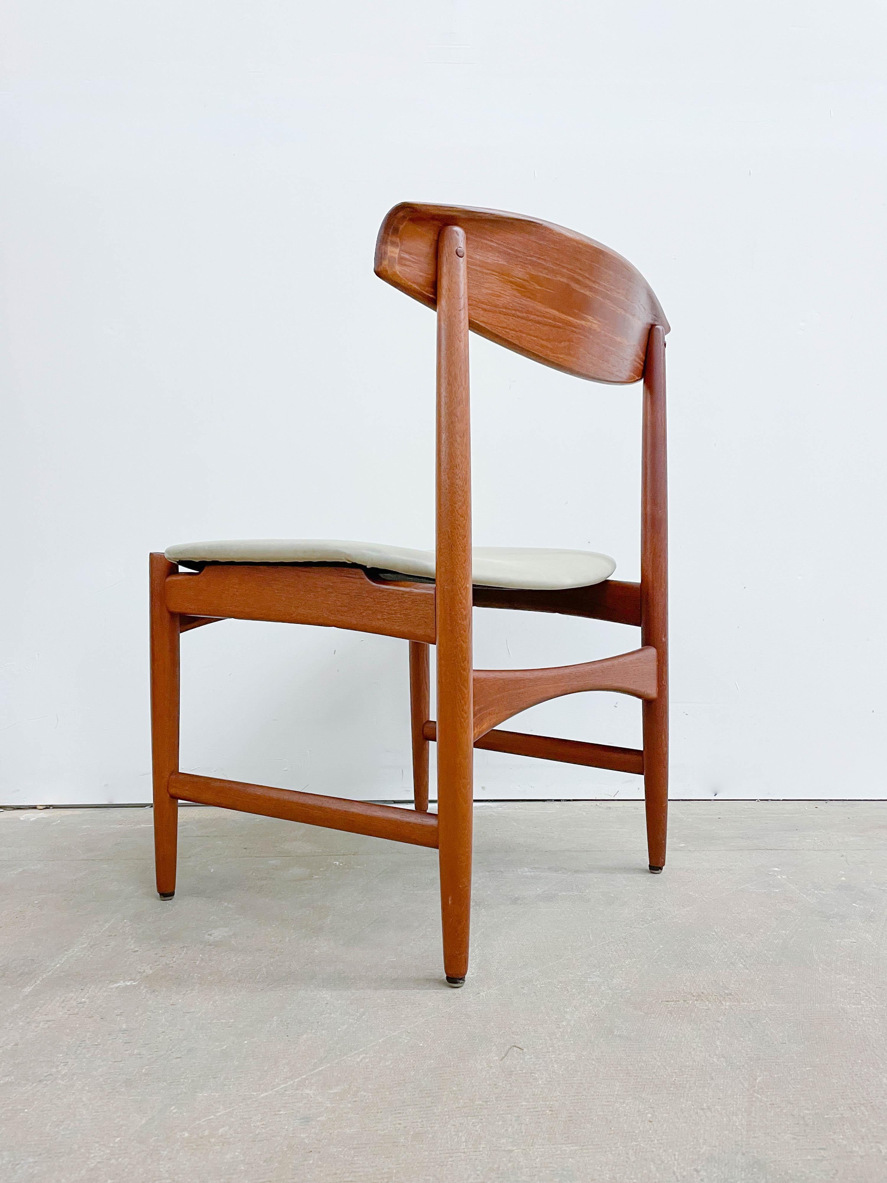 Teak Kofod Larsen Side Chair In Good Condition For Sale In Kalamazoo, MI