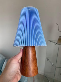 Lampade in teak con paralumi plissettati blu fiordaliso, Danimarca, anni '60