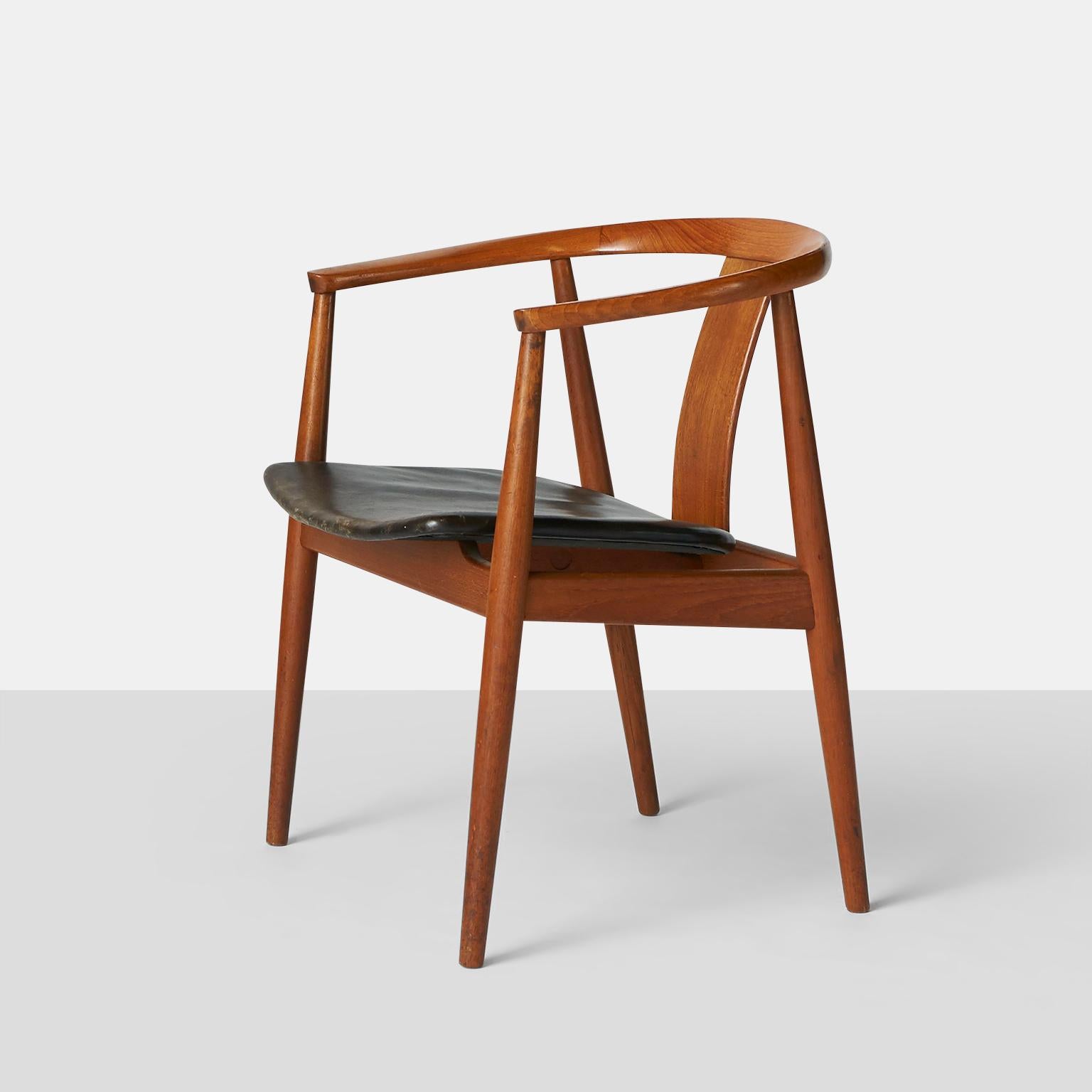 Une chaise d'invité très confortable en teck avec une assise en cuir noir. Fabriqué par Gustav Bertelsen, Copenhague. Le siège présente une patine sur le cuir.