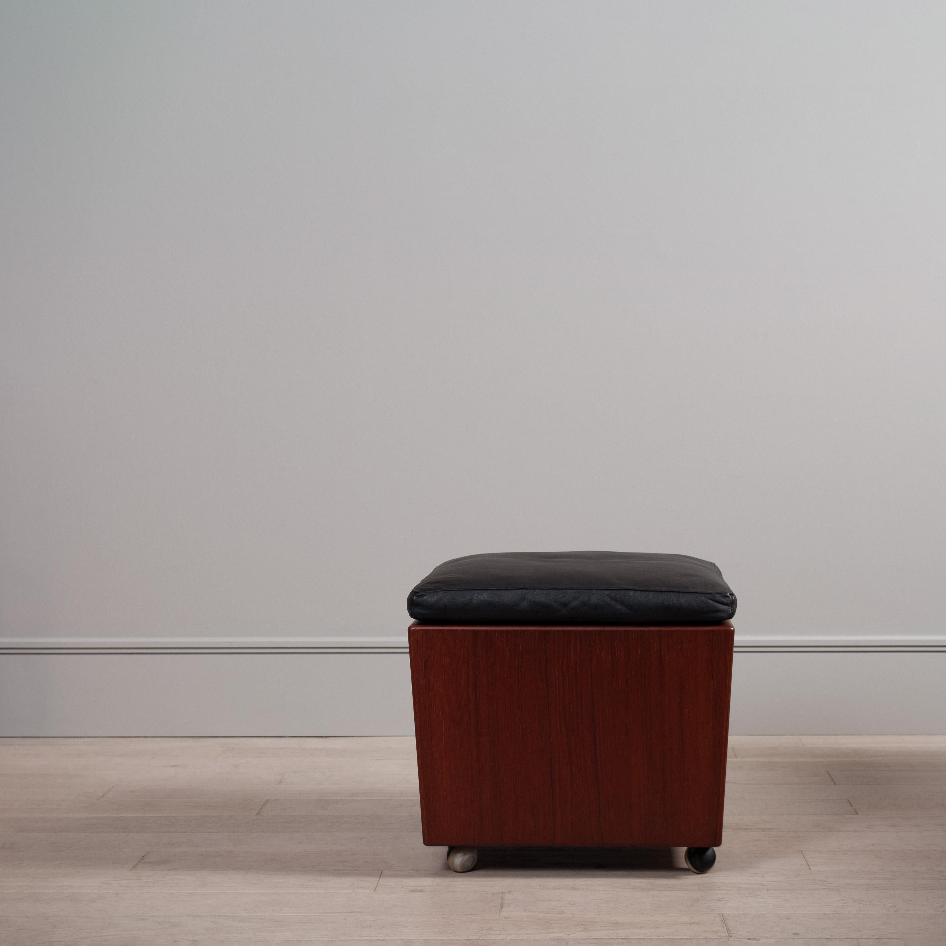 Moderno Pouf contenitore a cubo in teak e pelle in vendita