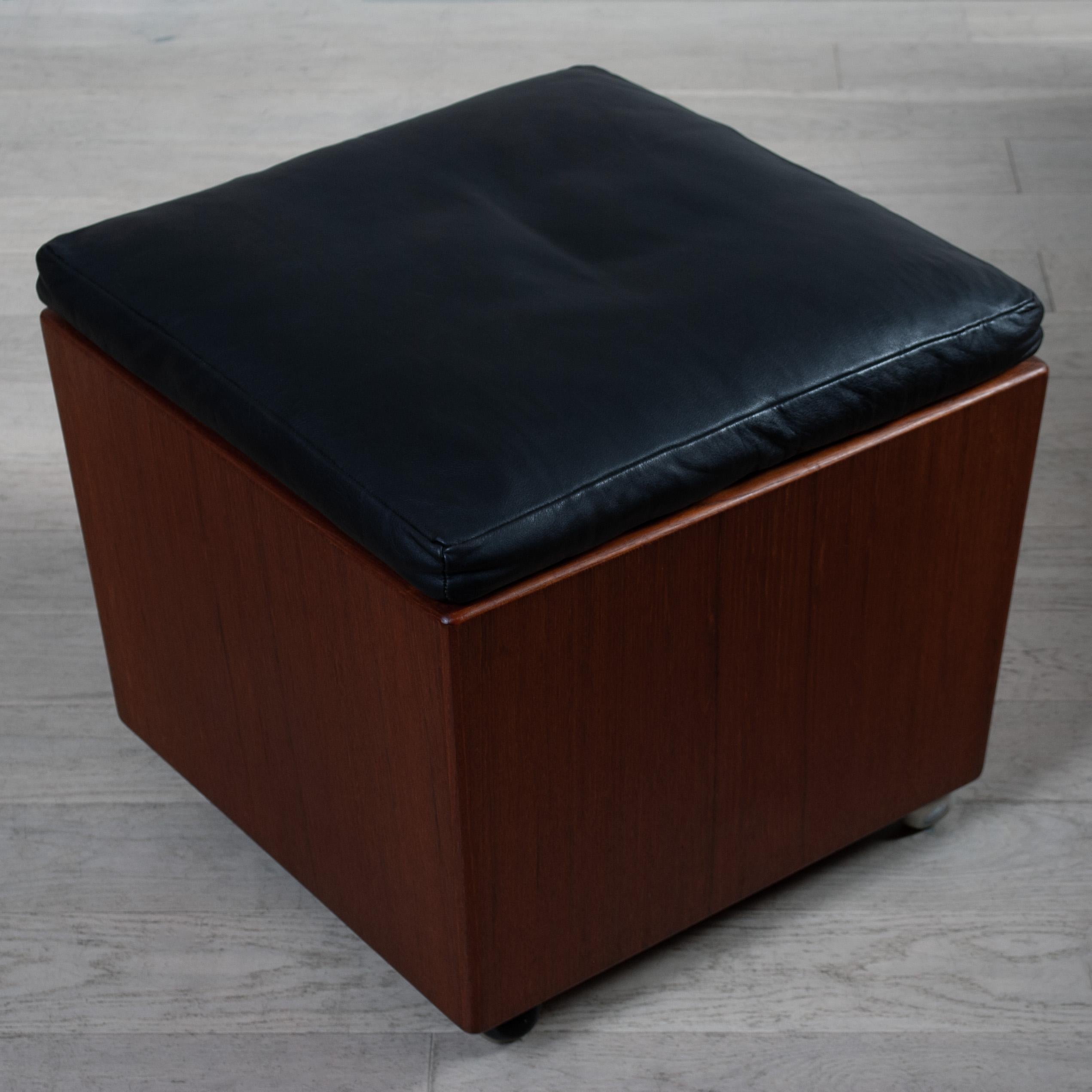 Danese Pouf contenitore a cubo in teak e pelle in vendita