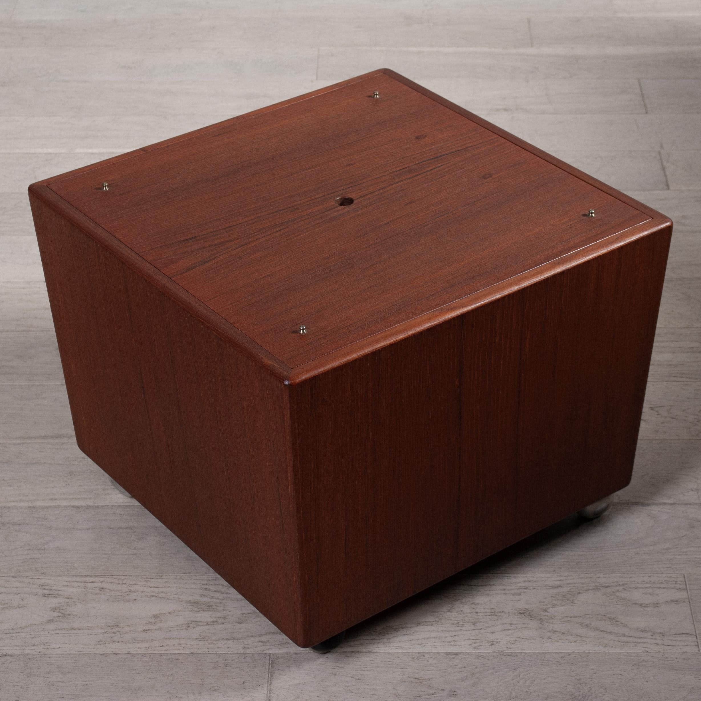 XX secolo Pouf contenitore a cubo in teak e pelle in vendita