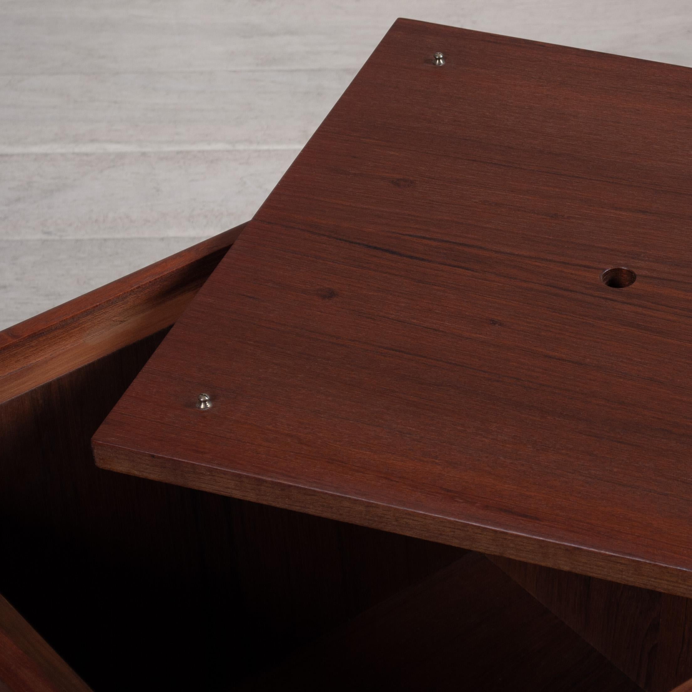 Pelle Pouf contenitore a cubo in teak e pelle in vendita