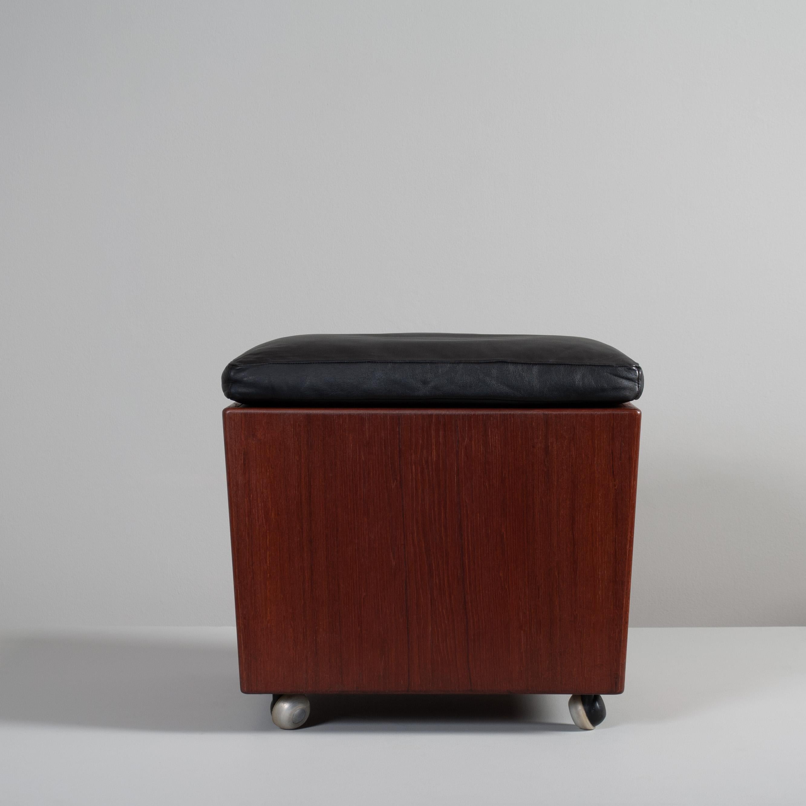 Pouf contenitore a cubo in teak e pelle in vendita 1