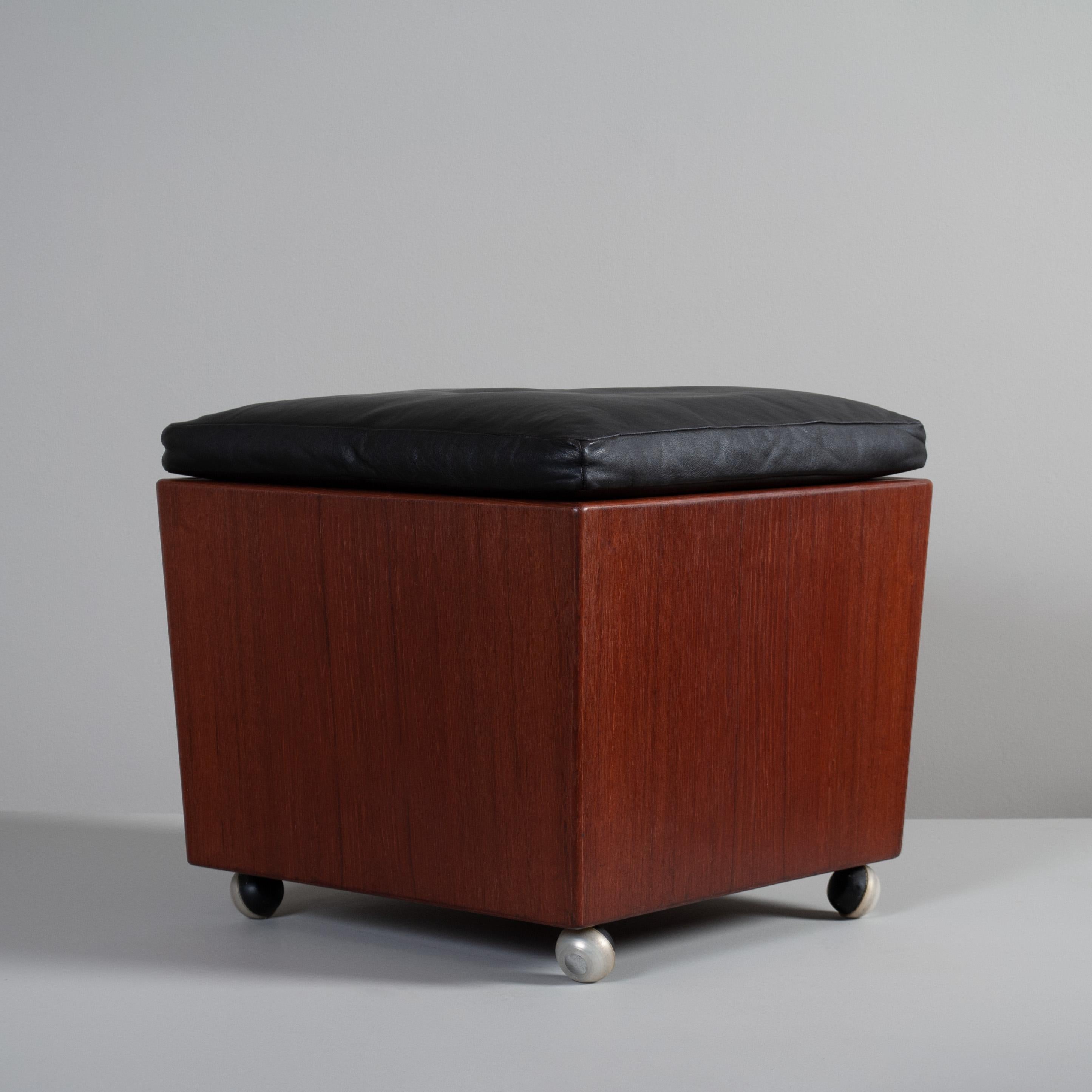 Pouf contenitore a cubo in teak e pelle in vendita 2