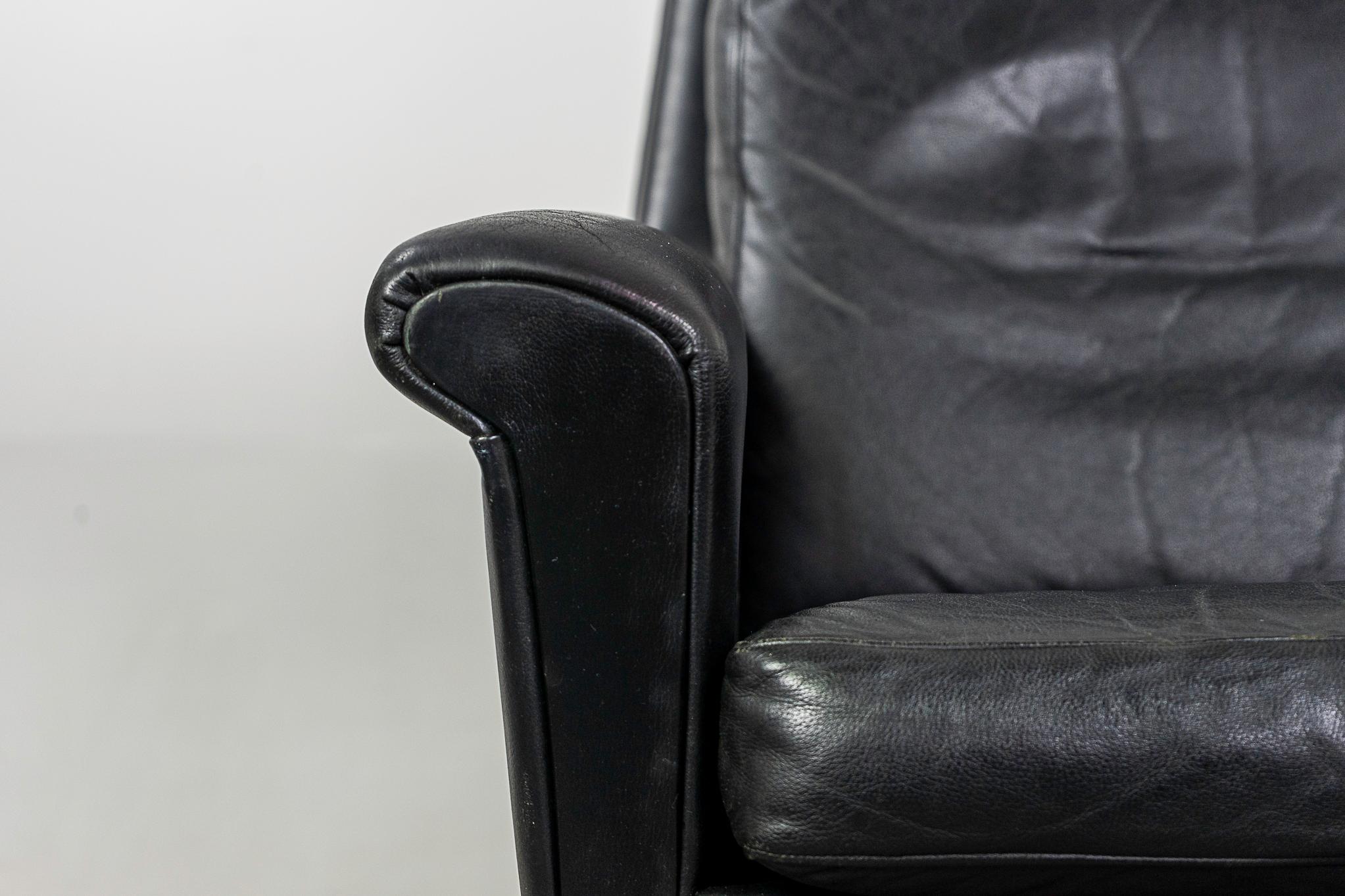 Teak & Leder Dänischer Lounge Stuhl mit hoher Rückenlehne (Skandinavische Moderne) im Angebot