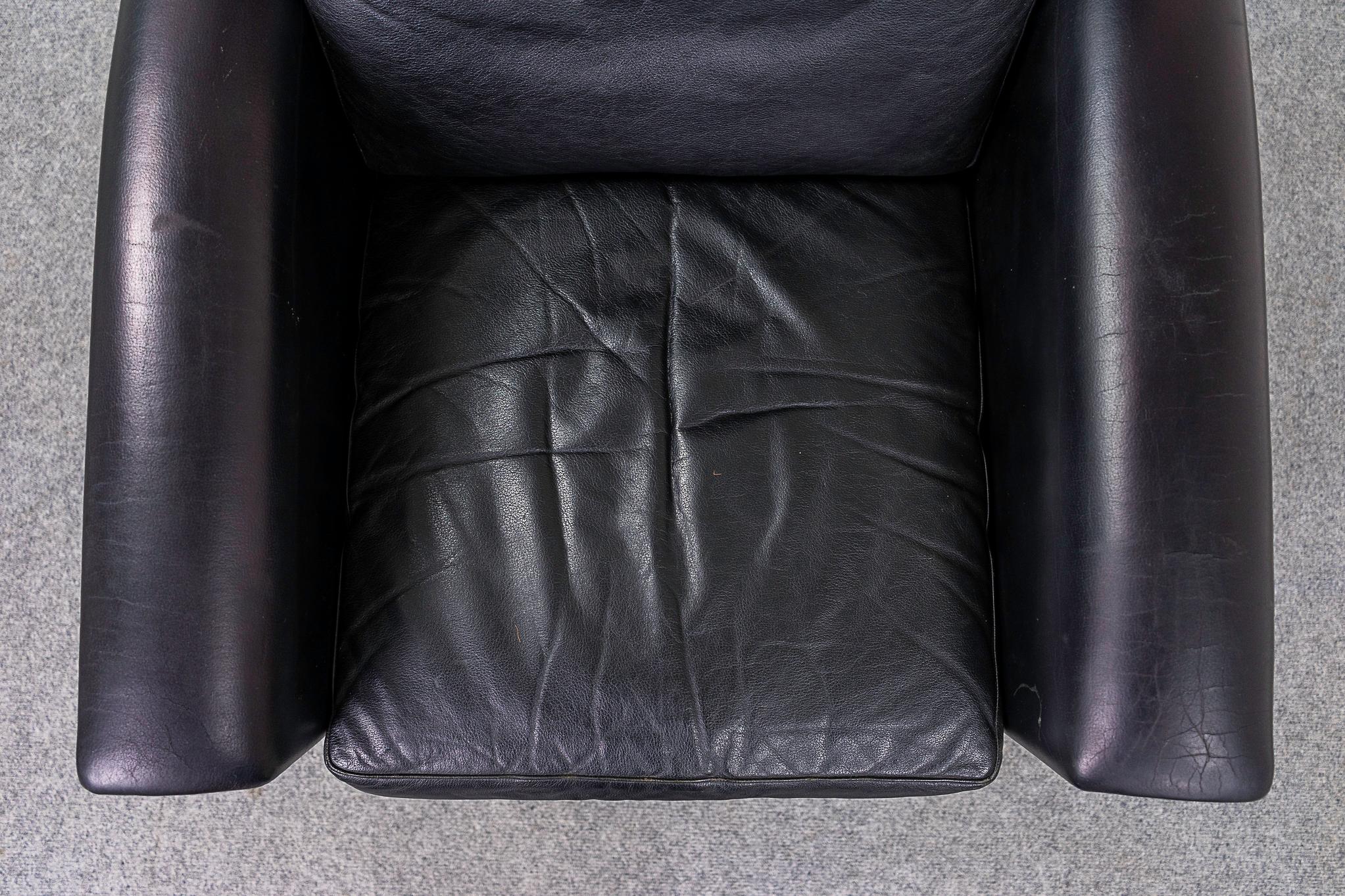 Teak & Leder Dänischer Lounge Stuhl mit hoher Rückenlehne im Angebot 1