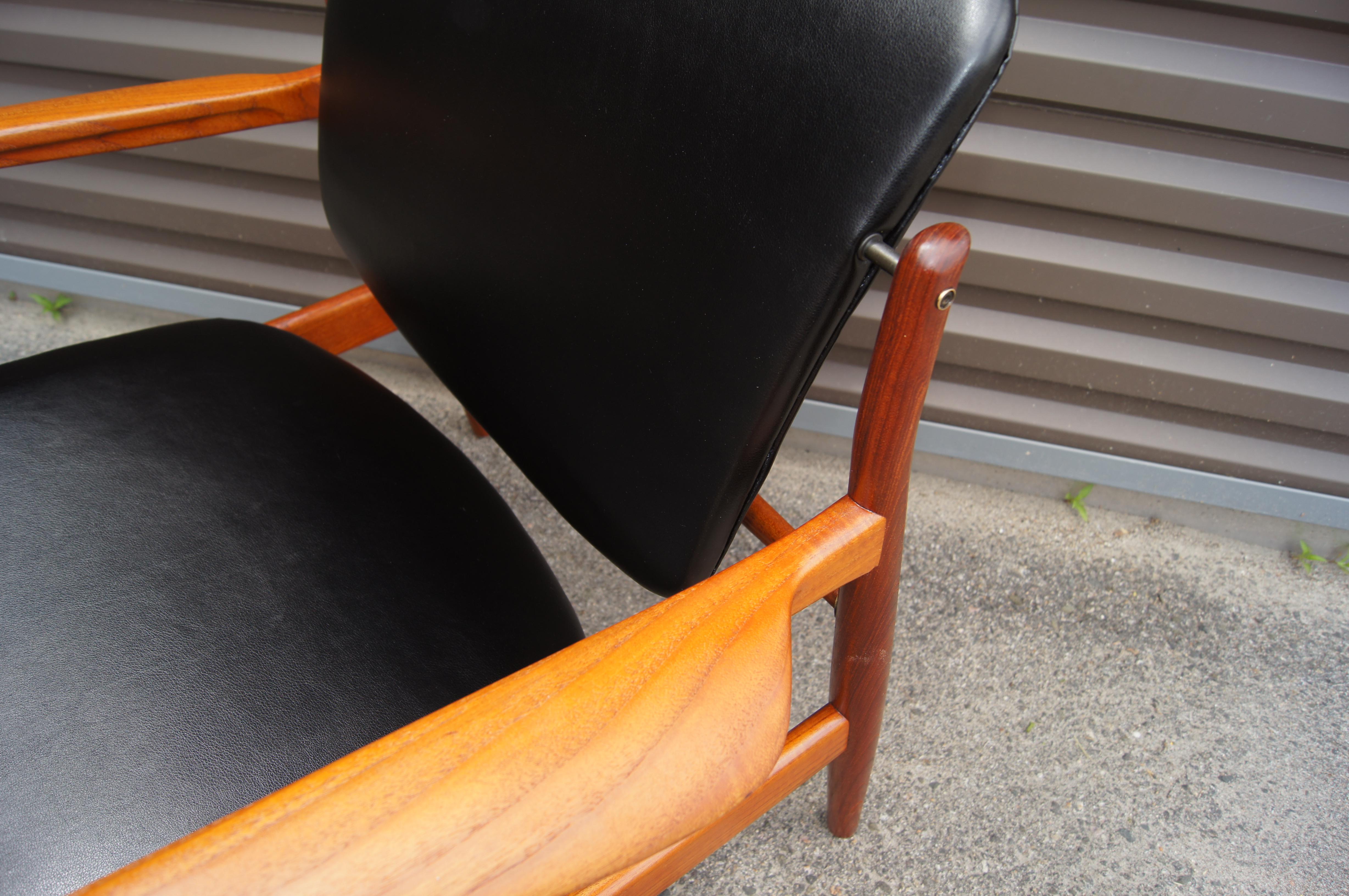 Teak & Leather Lounge Chair, Model FD136, by Finn Juhl for France & Daverkosen In Good Condition For Sale In Dorchester, MA