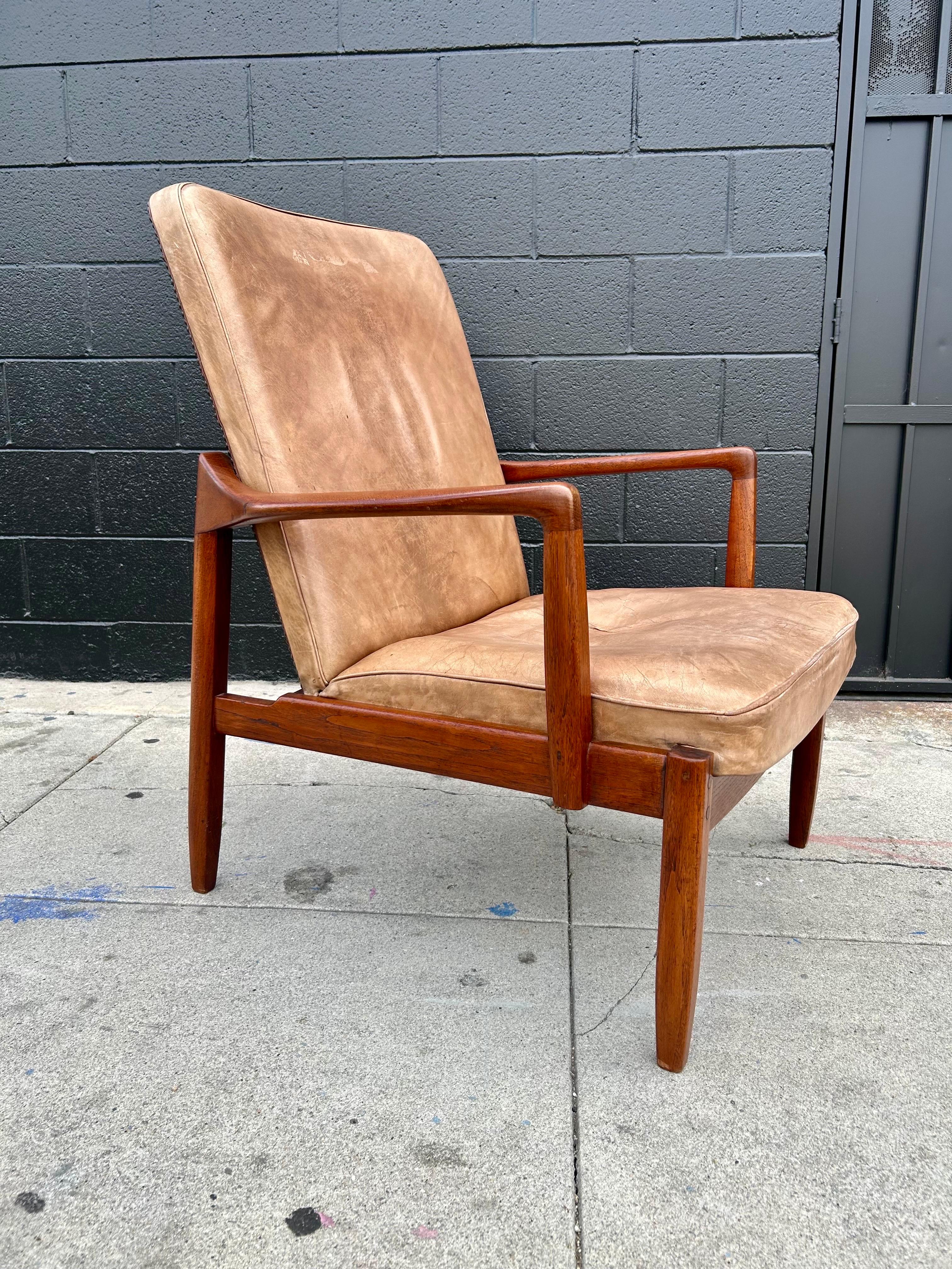 Klassisches dänisches modernes Design.
Feines Holzhandwerk.
Teakholz mit Original-Leder.
Originaler Vintage-Zustand mit geringen alters- und gebrauchsbedingten Gebrauchsspuren.
Das Leder ist schön und an den richtigen Stellen abgenutzt.
Das Holz hat