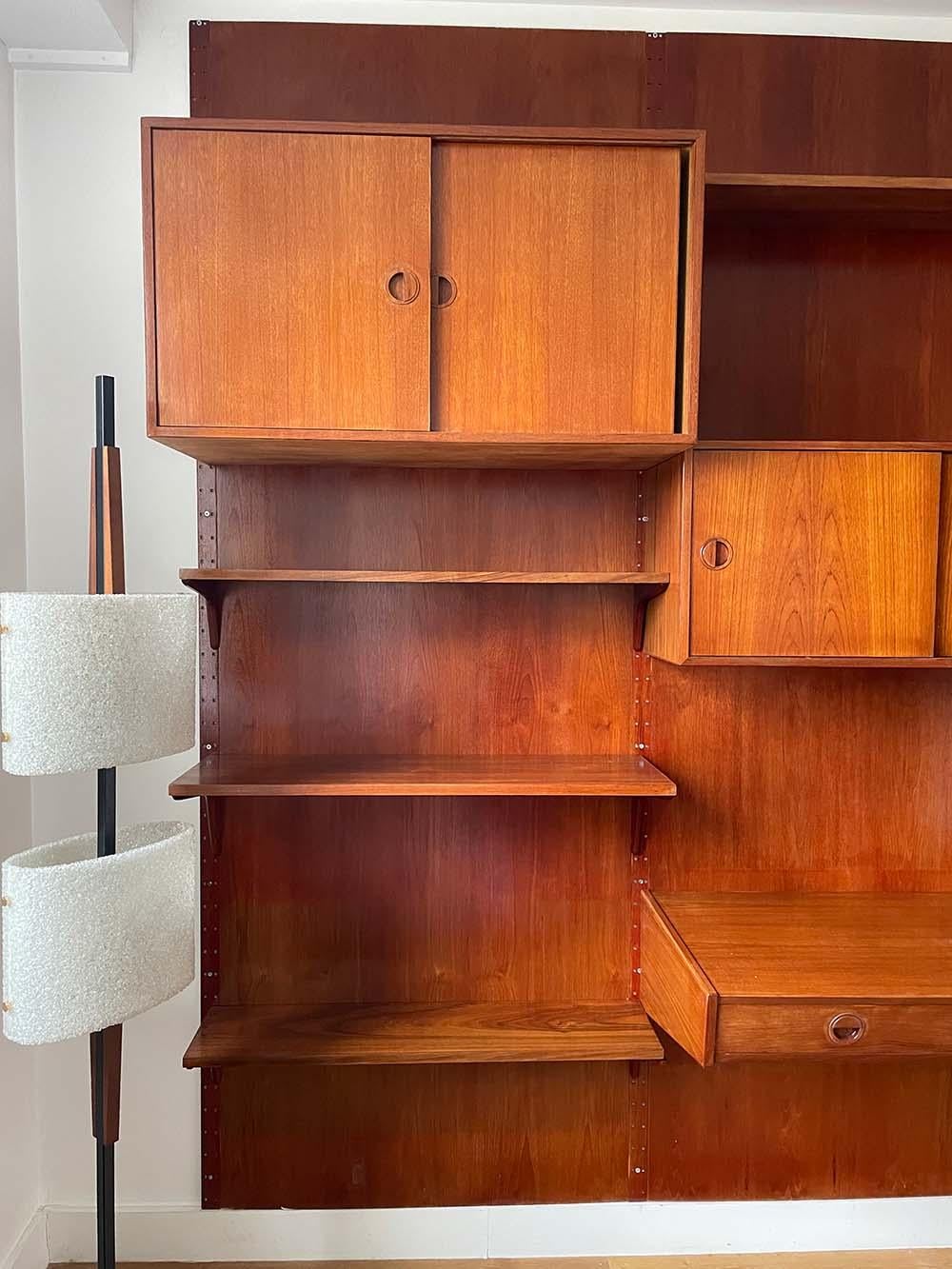 Danish modular bookcase in teak from the 1960s. It is manufactured by Hansen & Guldborg Møbler in Denmark. Its simplicity and adaptability is typical of the Scandinavian design close to the models of Poul Cadovius. Every element can be placed