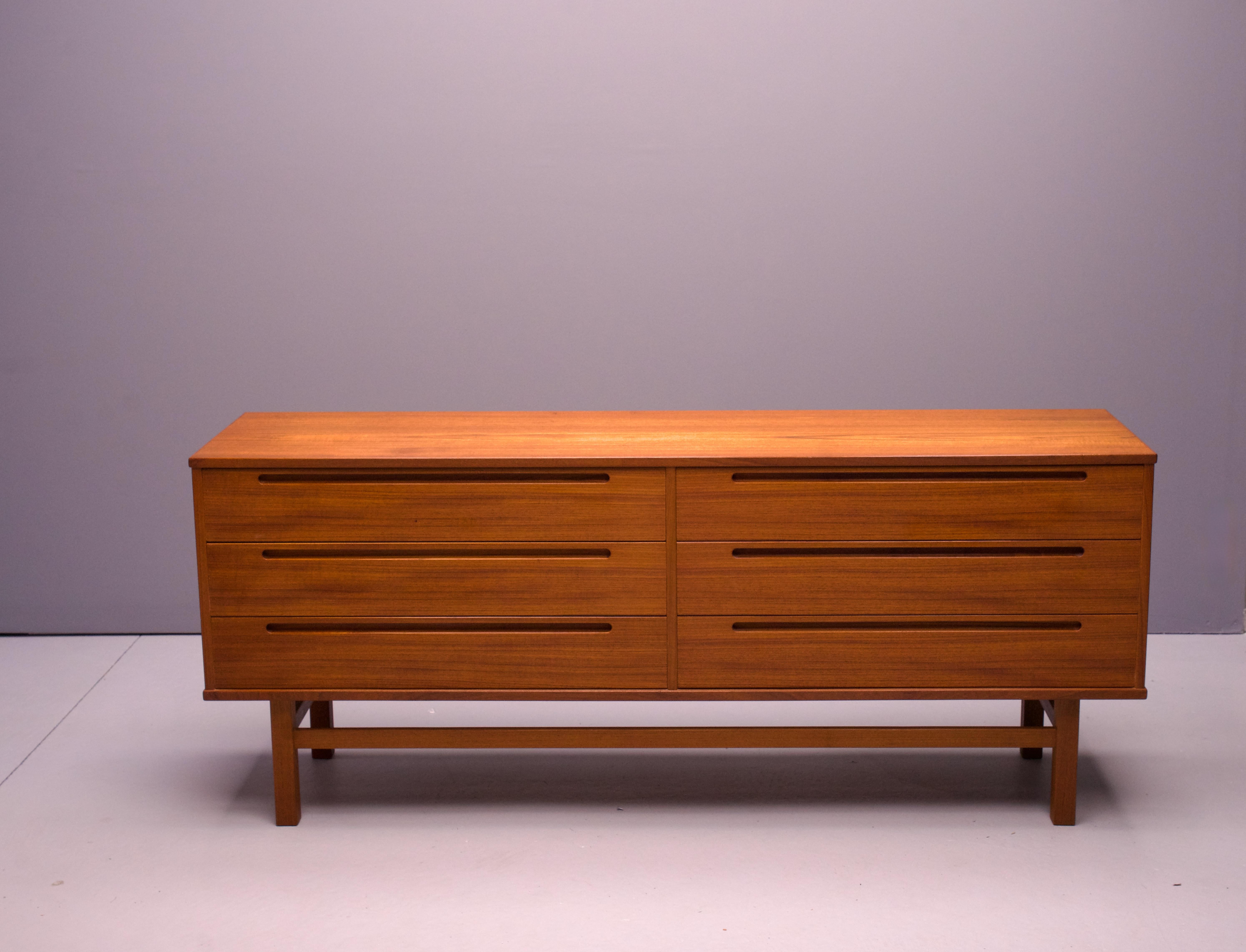 Pulisci la cassettiera lunga. Made in Danimarca, marcatura sul retro. Impiallacciatura in teak, anima in legno massiccio. I cassetti funzionano senza problemi.
