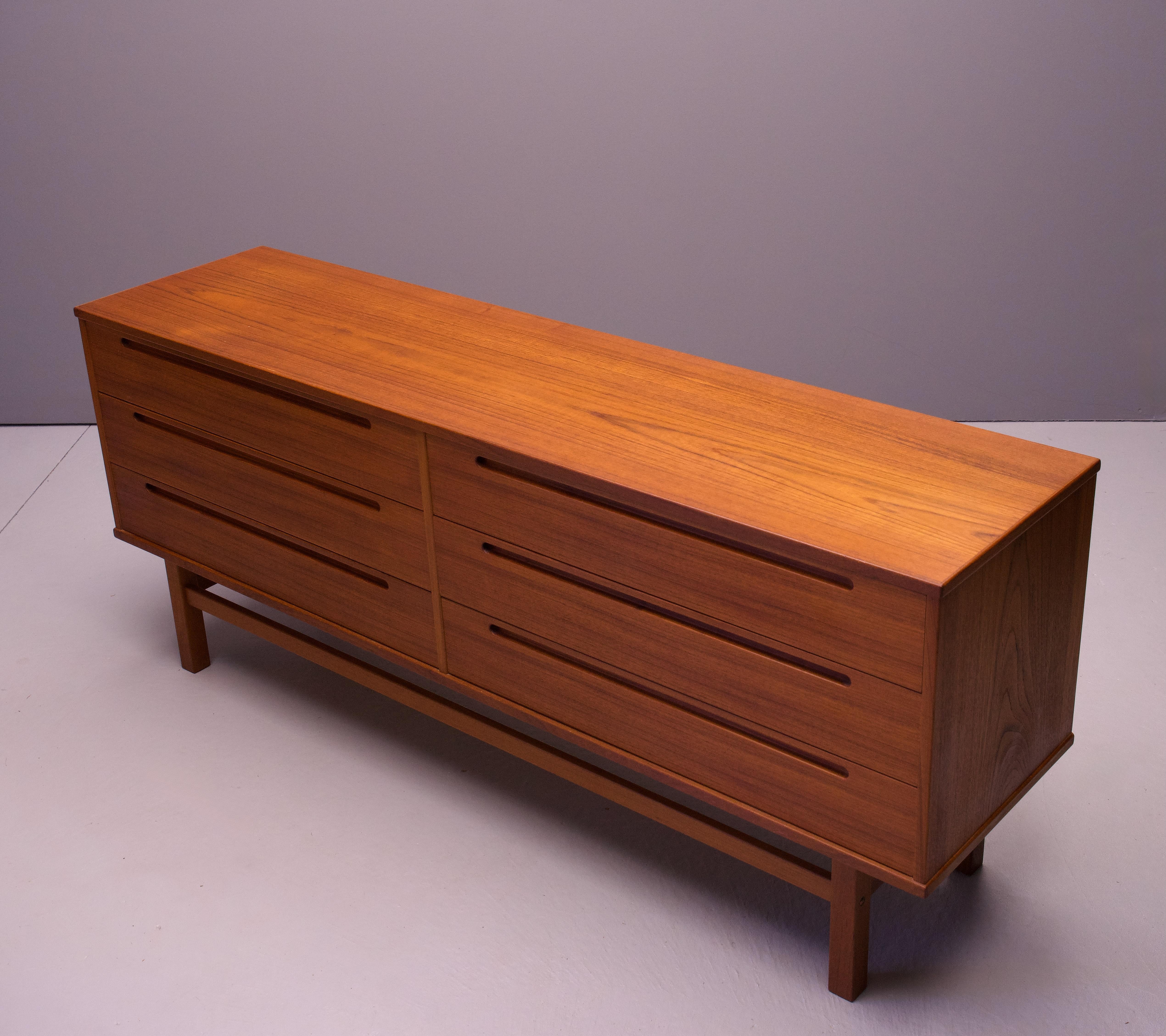 Scandinavo moderno Cassettiera lunga in teak Ufficio di presidenza metà secolo danese moderno Nils Jonsson HJN in vendita