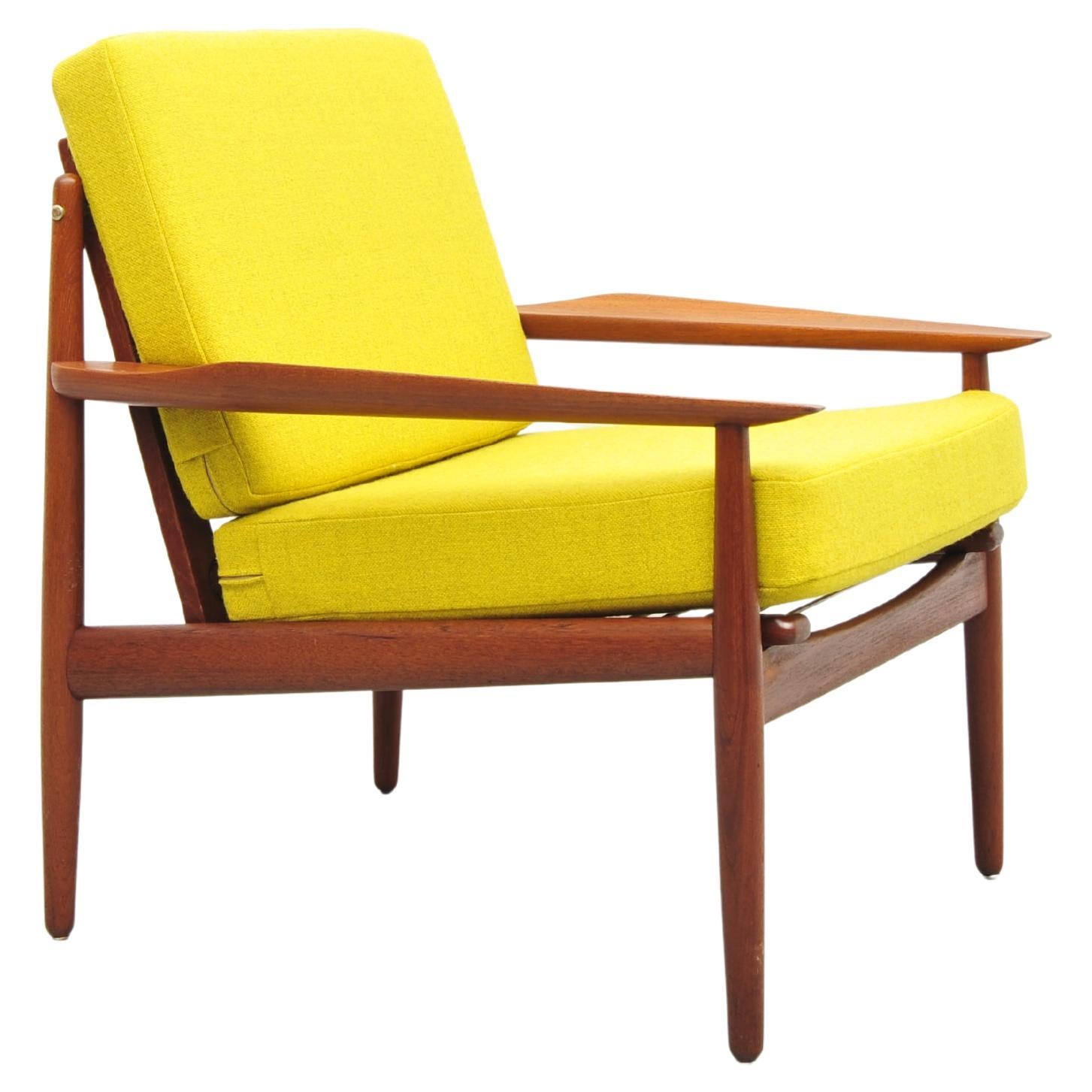 Cette élégante chaise longue en teck, conçue par le célèbre designer danois Arne Vodder pour Glostrup dans les années 1950, illustre l'attrait intemporel du design moderne scandinave du milieu du siècle. Fabriquée en bois de teck de haute qualité,