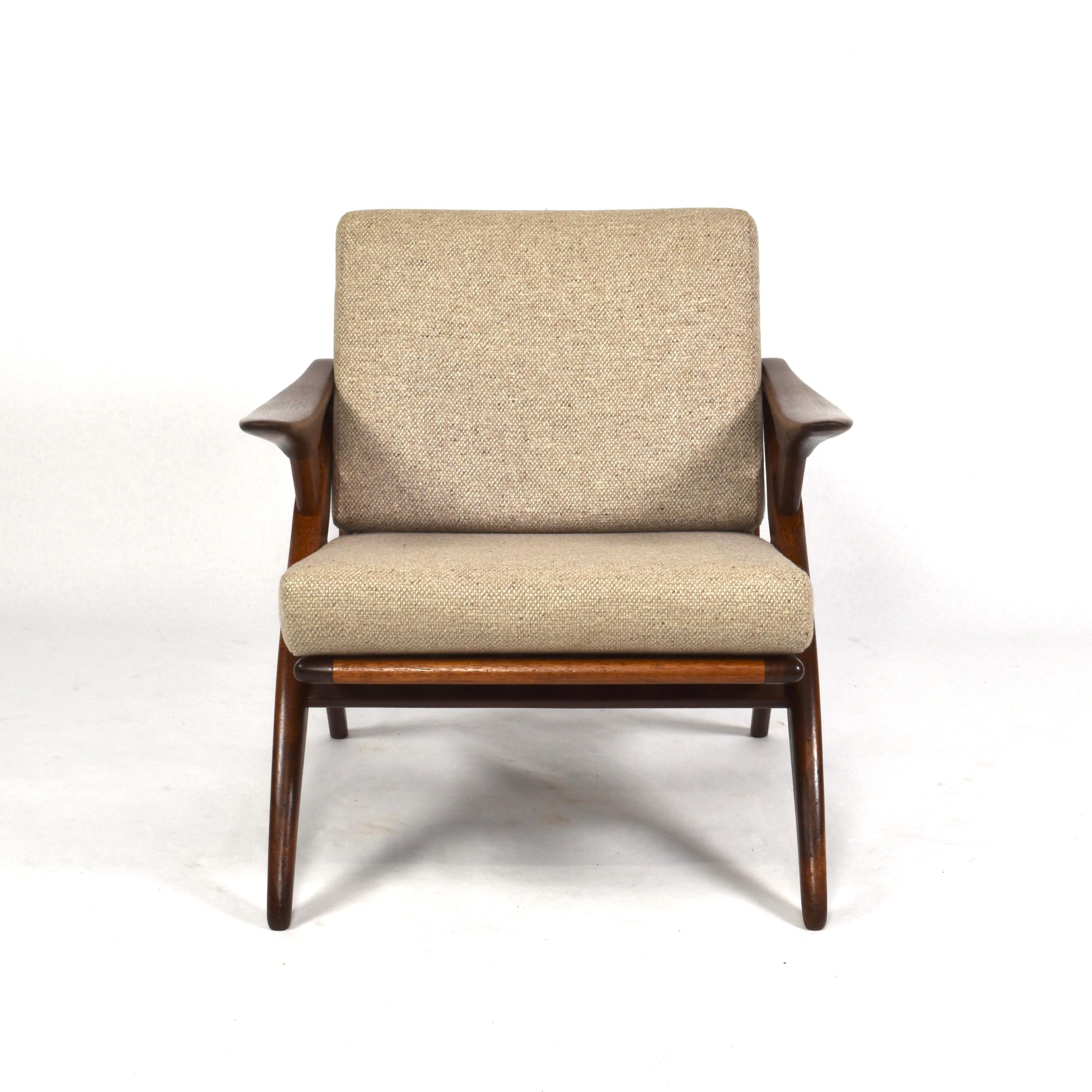 Organically shaped teak lounge chair by De Ster Gelderland, Netherlands, circa 1960. The chair still has it’s original fabric. The seat support straps have been replaced by new rubber straps. The finish on the wood still looks