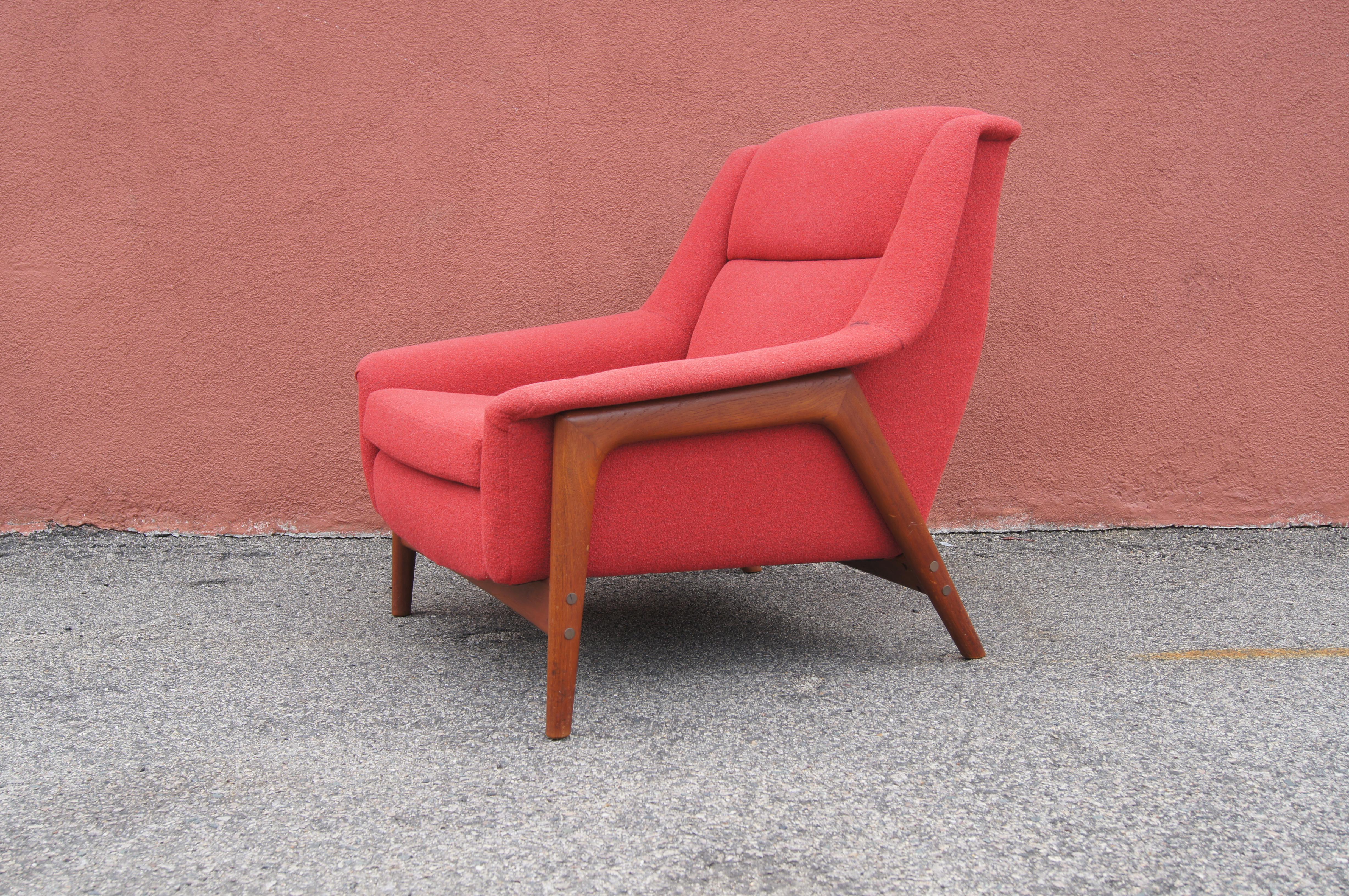 Designed by Folke Ohlsson and manufactured by Dux, this Scandinavian Modern lounge chair features an exposed teak frame and a very comfortable deep seat with wide armrests.

At one point reupholstered in Knoll's Cuddlecloth in Torch, it should be