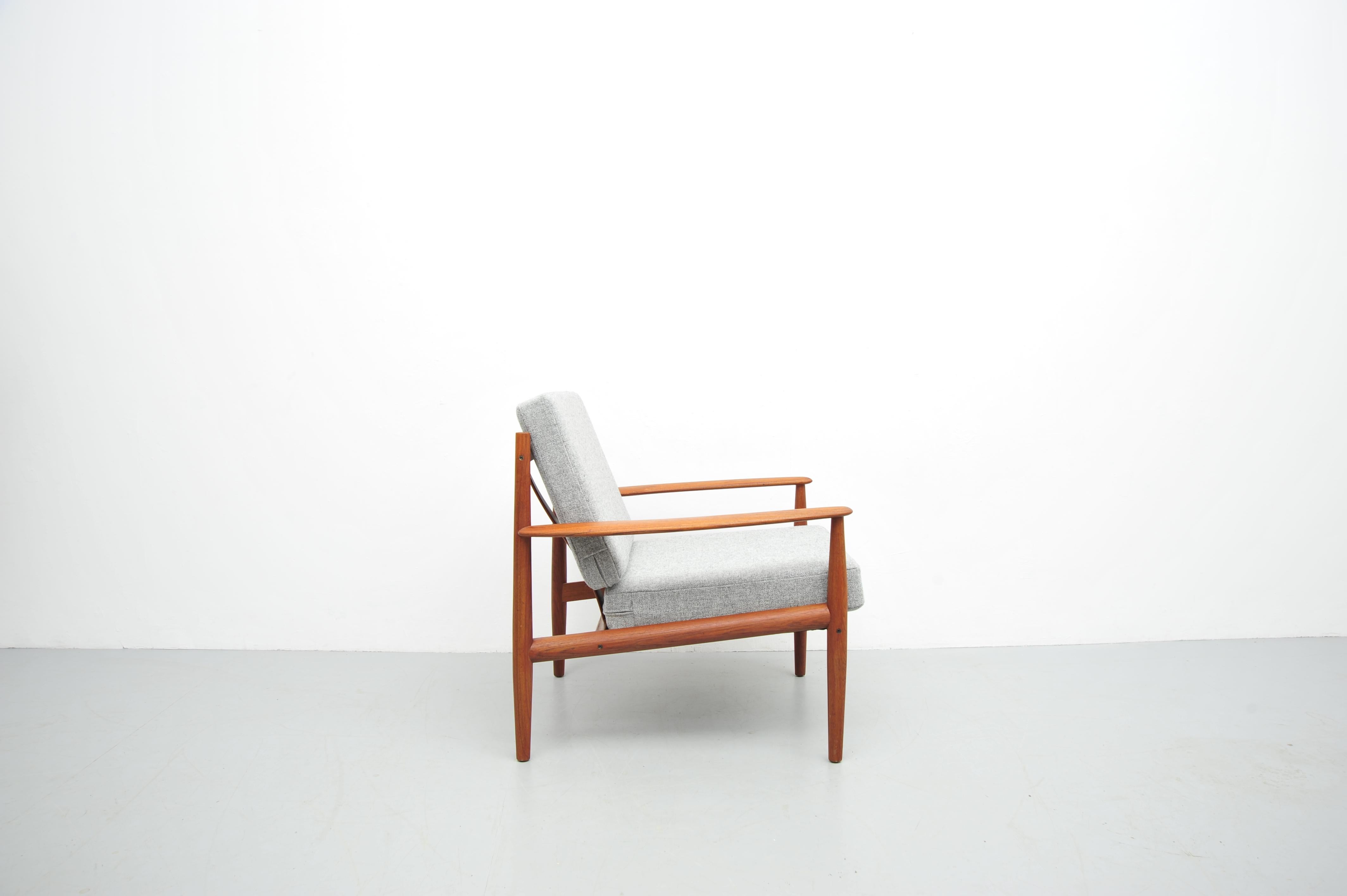 Scandinavian Modern Teak Lounge Chair by Grete Jalk for France & Son, Grey Upholstery For Sale