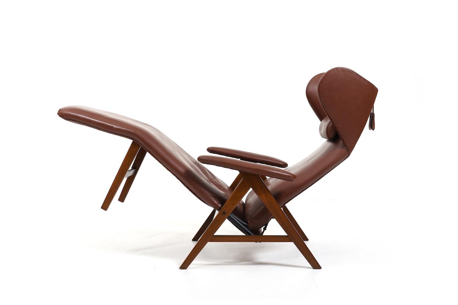 Mid century lounge chair by H.W. Klein for Bramin Denmark, 1950s. With tilt function, which makes it extremely comfortable. The seat is extended in as a chaiselongue. In good condition, with brown leather / imizazion leather. Base in sold teak.