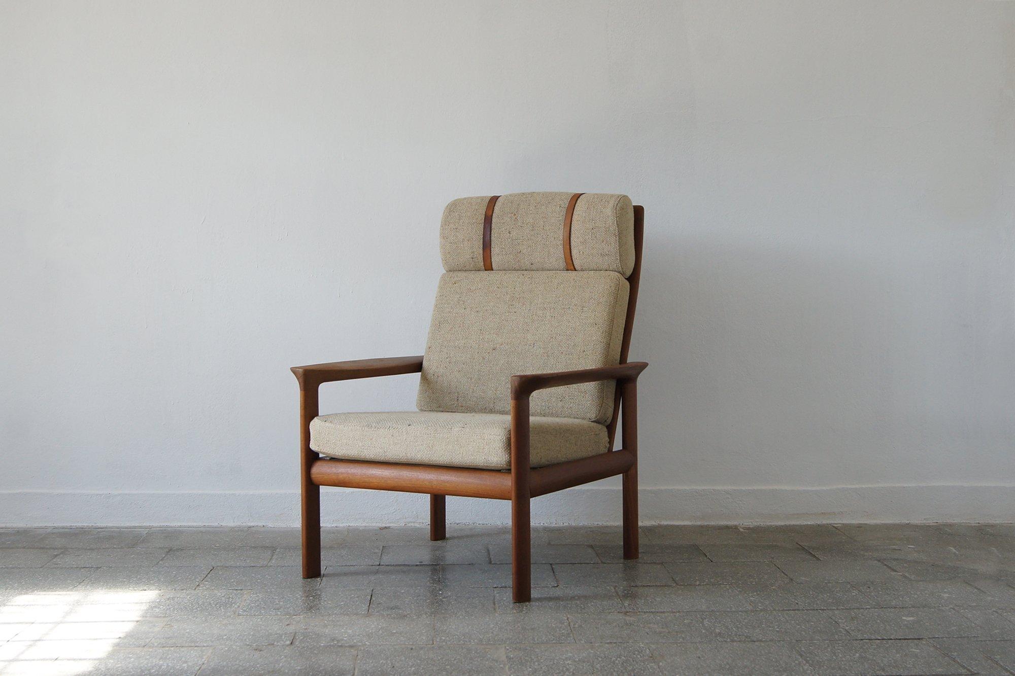 The minimalist teak frame and the wide, upholstered seat and back create a comfortable and striking armchair. The frame and legs are made of solid wood. Fine leather details not only add originality and uniqueness to this piece of furniture, but