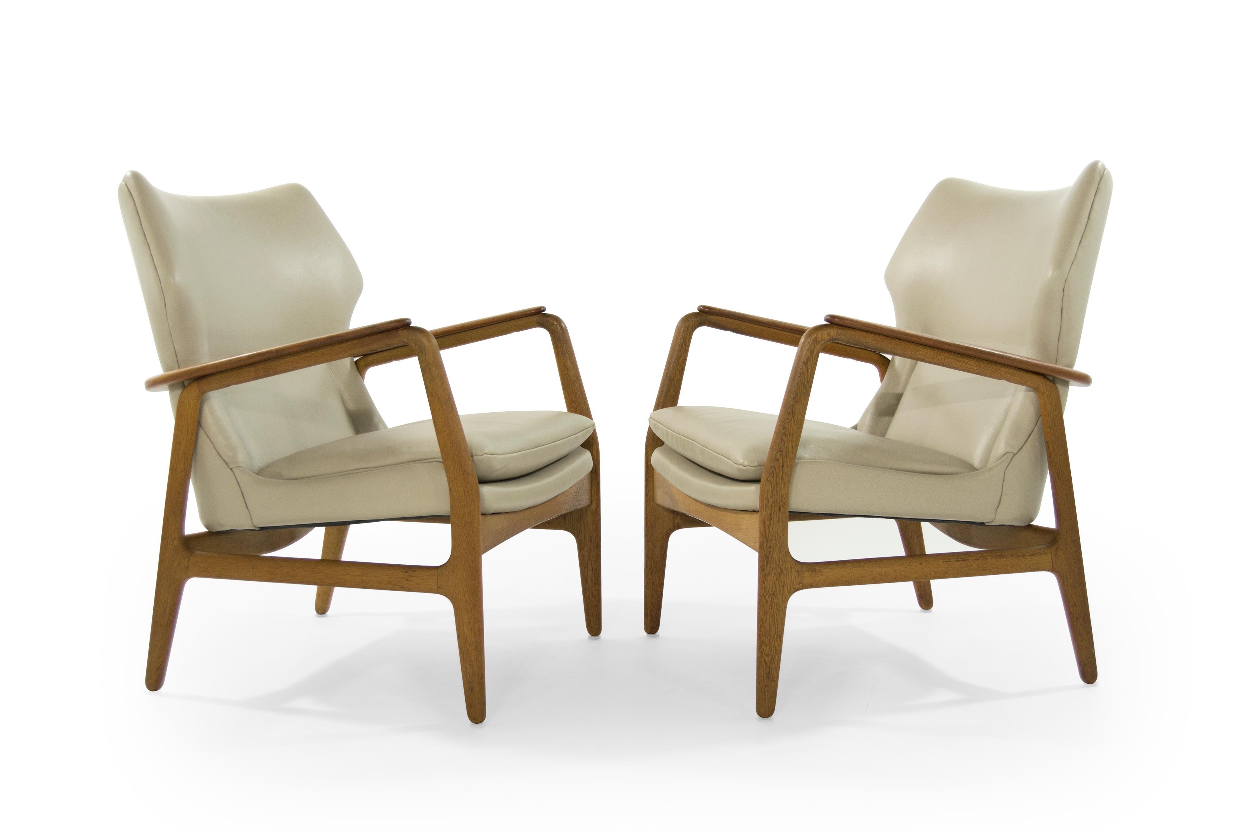 Scandinavian Modern lounge chairs by designer Aksel Bender Madsen for Bovenkamp, circa 1960s.

Sculptural teak frames fully restored, newly upholstered in natural leather by Holly Hunt.
 