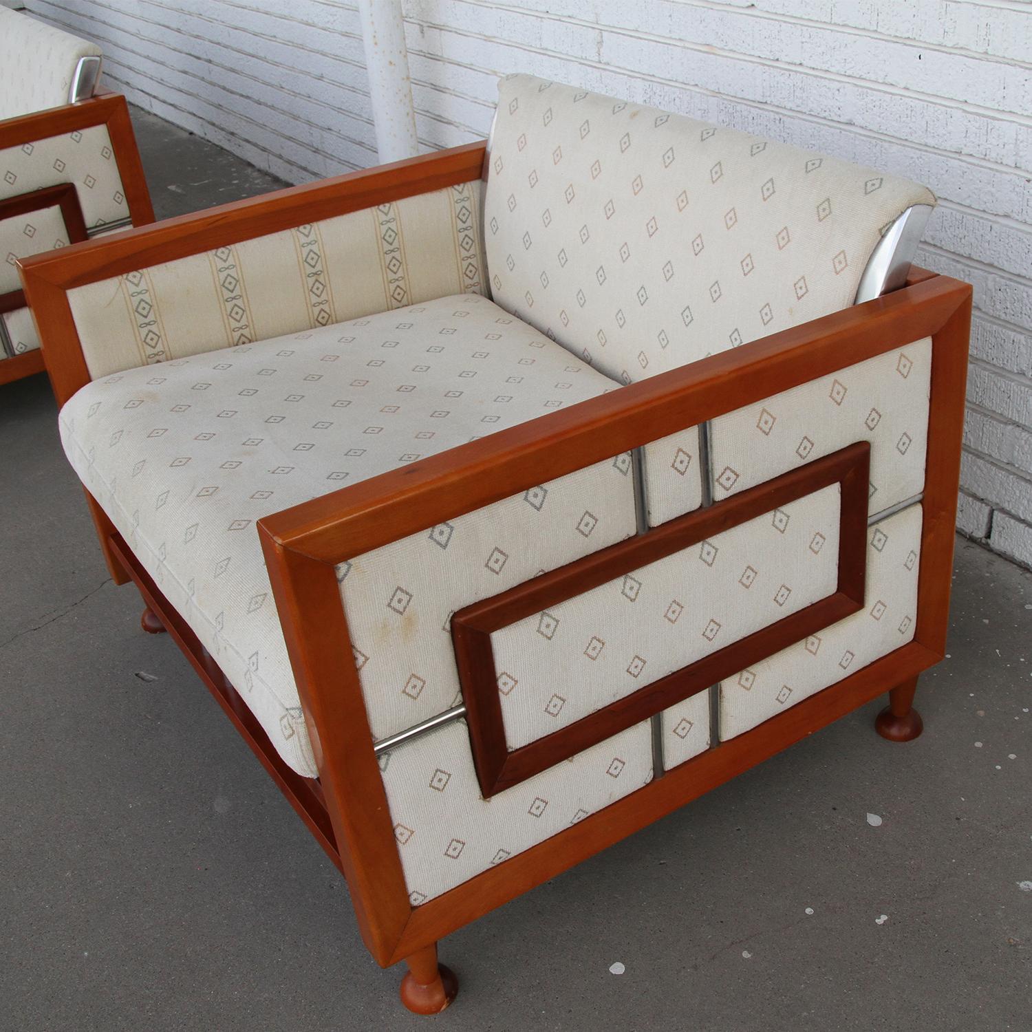 Sedie da salotto in teak dalla Spagna

Design unico in stile metà secolo realizzato in Spagna. 
Teak e cromo sui lati e sulla base.

È disponibile anche il divano See One.

