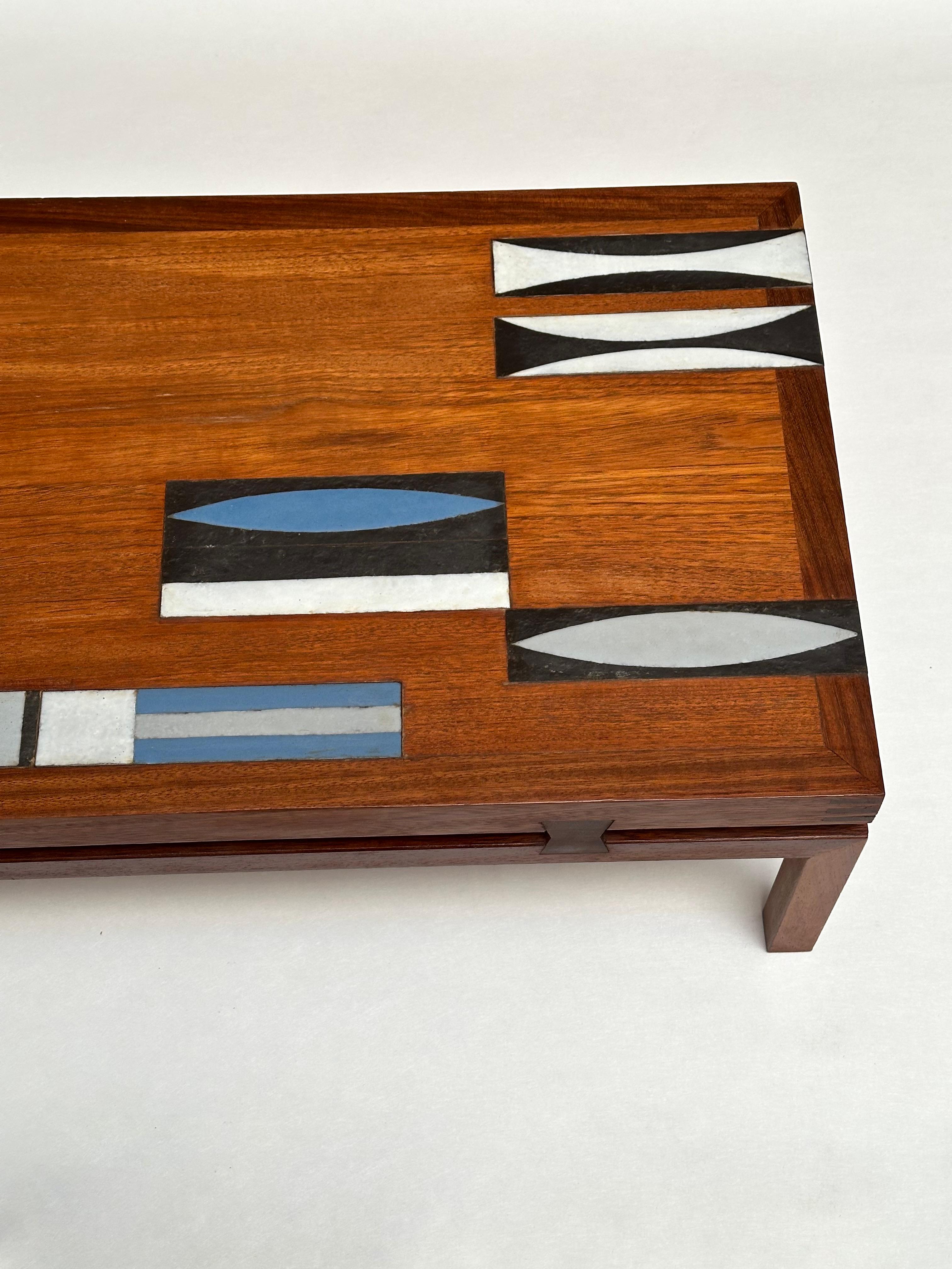 Niedriger Tisch aus Teakholz mit Keramikeinlagen, Roger Capron, Vallauris 1961 im Zustand „Gut“ im Angebot in St Ouen, FR