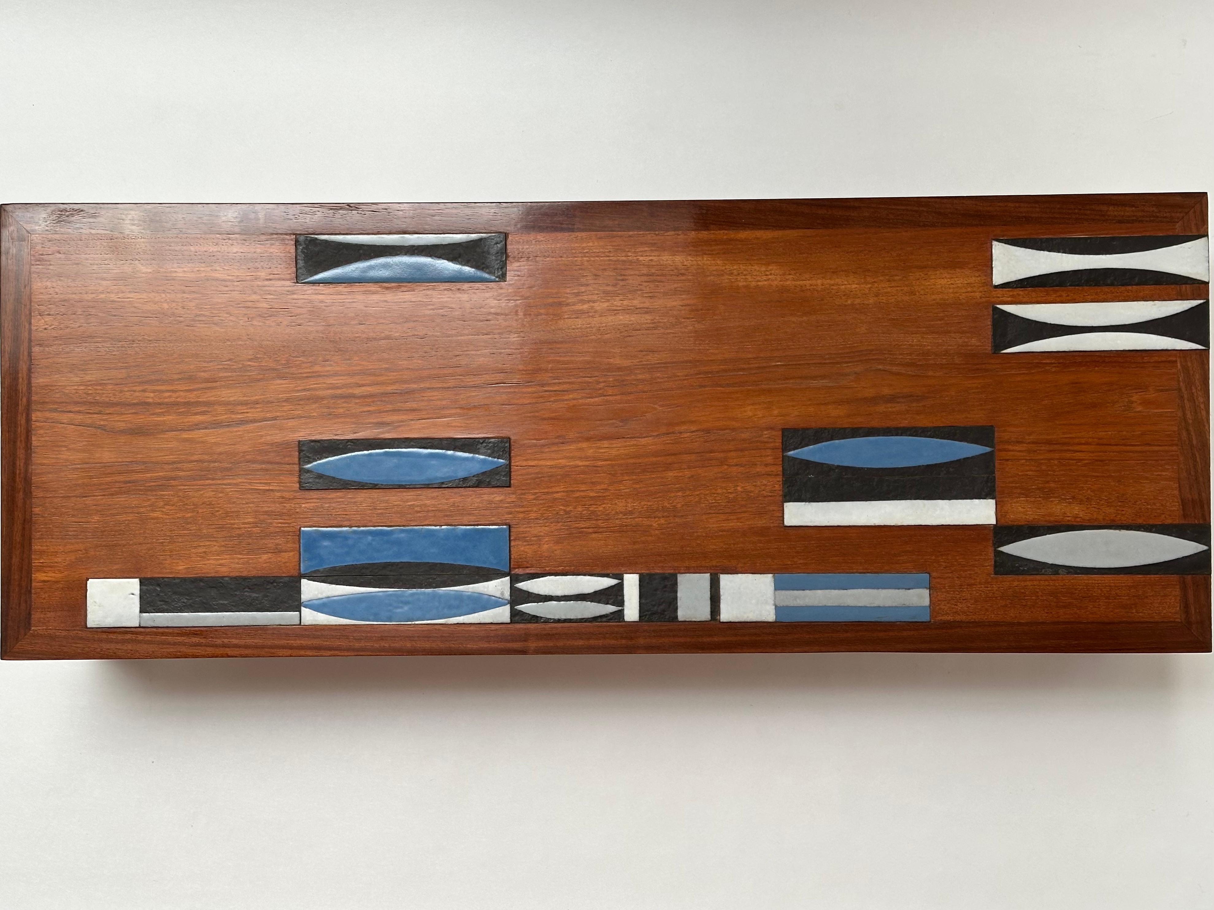 Niedriger Tisch aus Teakholz mit Keramikeinlagen, Roger Capron, Vallauris 1961 (Mitte des 20. Jahrhunderts) im Angebot