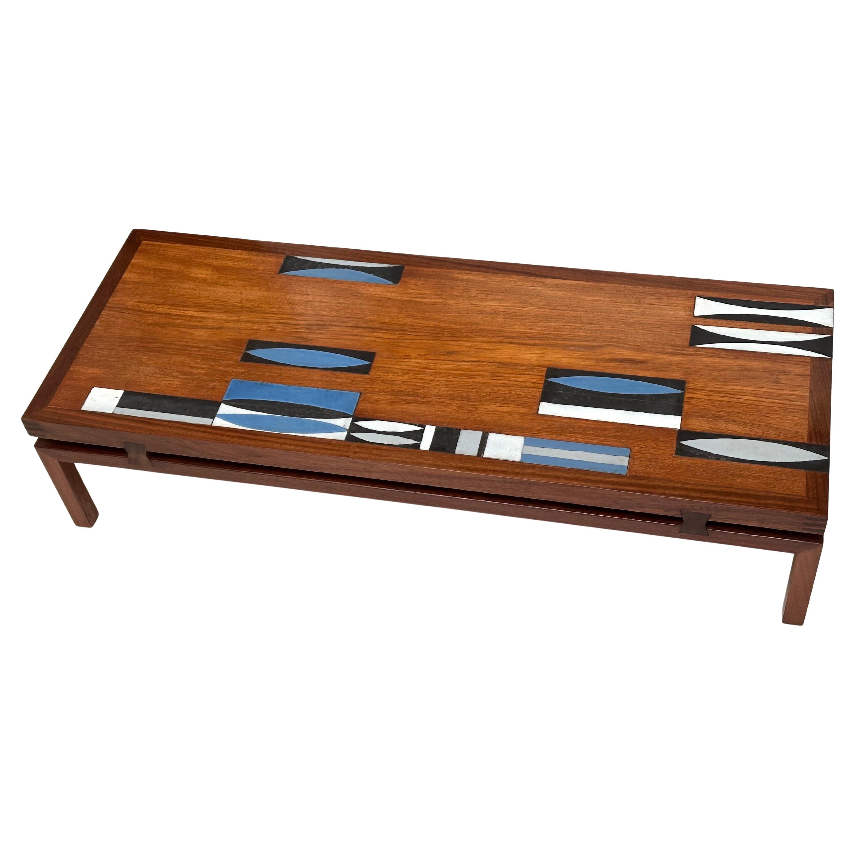 Niedriger Tisch aus Teakholz mit Keramikeinlagen, Roger Capron, Vallauris 1961 im Angebot