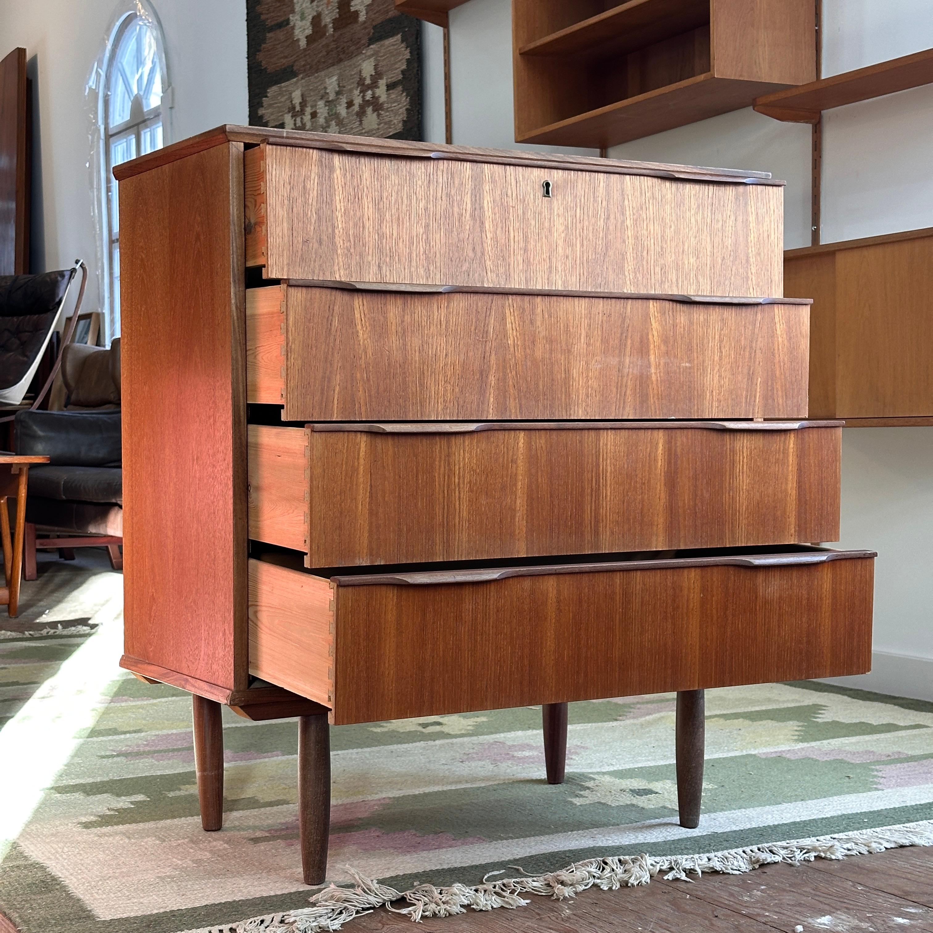 Mid-Century moderno Comò Lowboy in teak in vendita