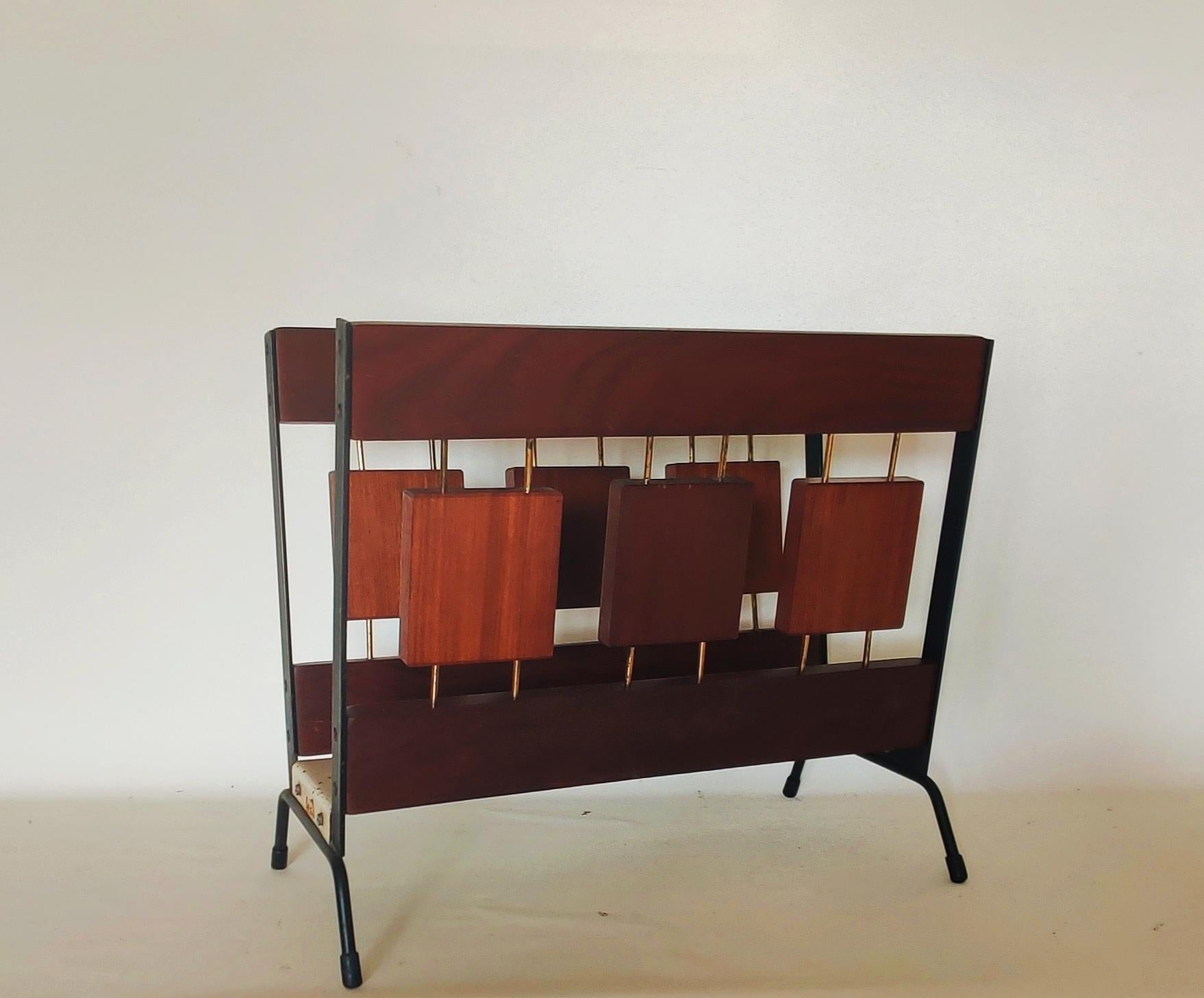 Mid-Century magazine rack constructed from solid teak, metal and brass. A small brass stick connects the wooden blocks. The rack was handmade in Haarlem, the Netherlands by the company Brovorm, 1950’s. This magazine rack is in original condition, no