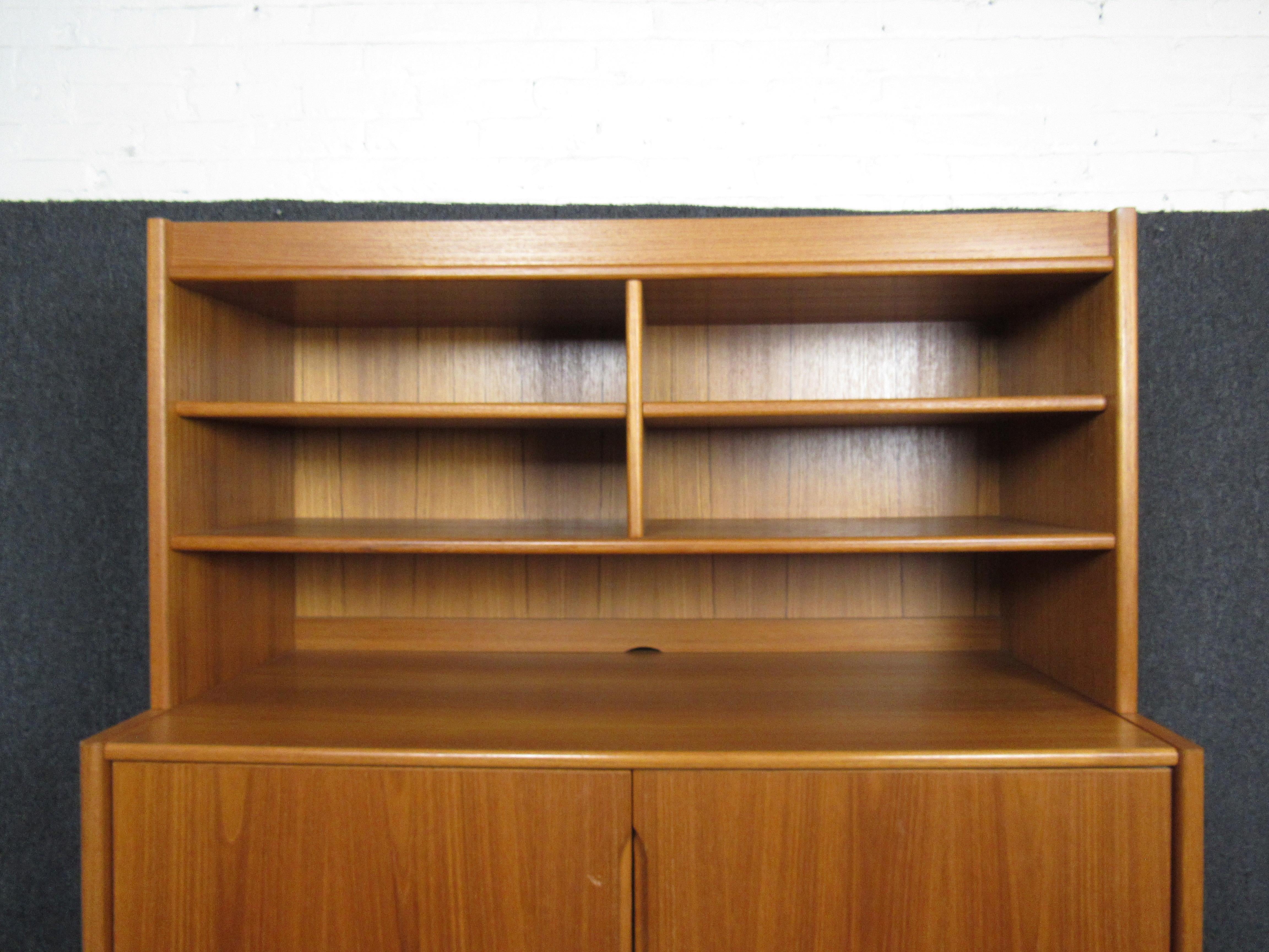Teak Media Center In Good Condition For Sale In Brooklyn, NY