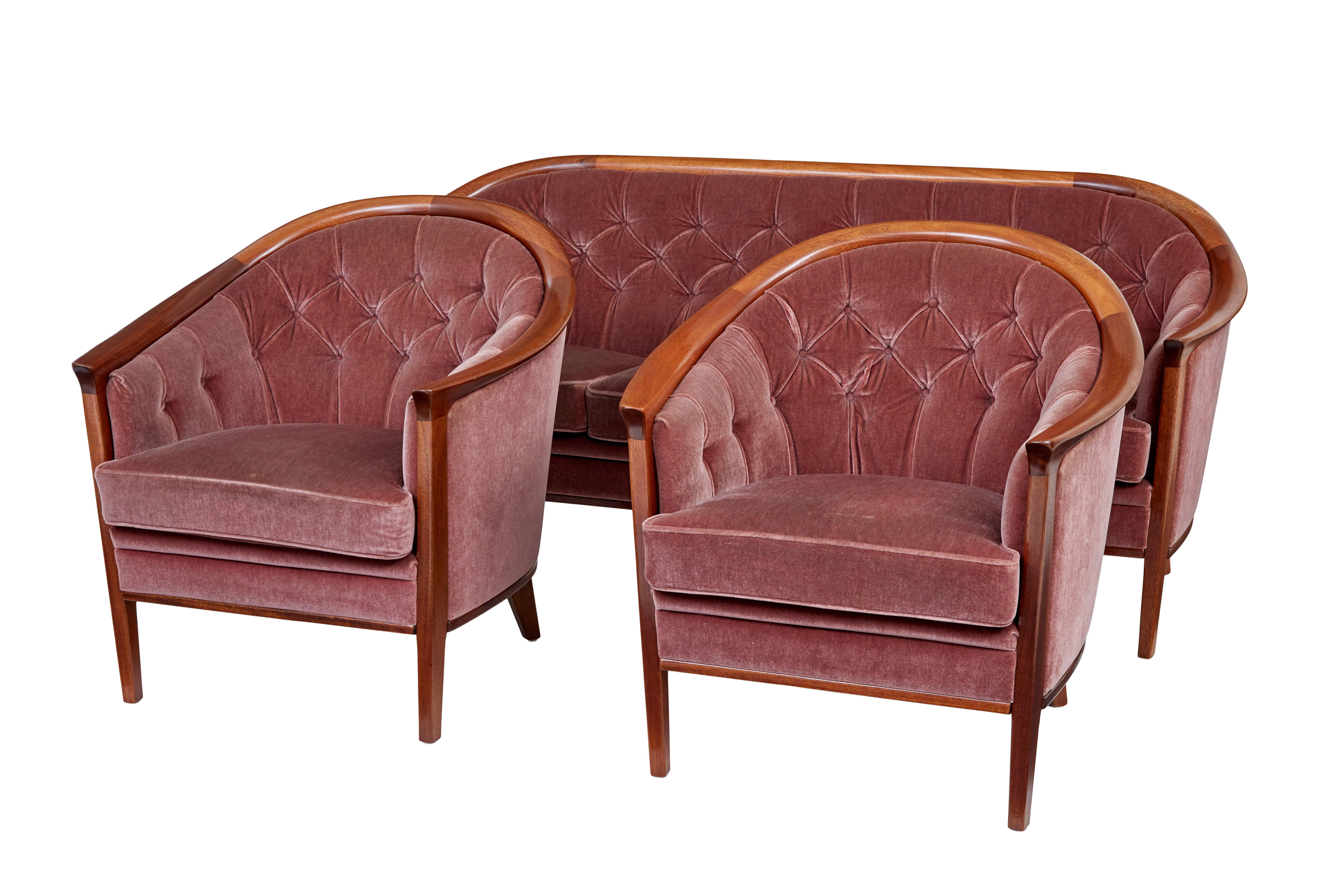 Ensemble 3 pièces du milieu du siècle par Broderna Andersson circa 1960.

Ensemble de 3 pièces en teck suédois de bonne qualité, composé d'un canapé et de 2 fauteuils.  Modèle bien connu pour ses cadres en forme de fer à cheval.

Le canapé peut