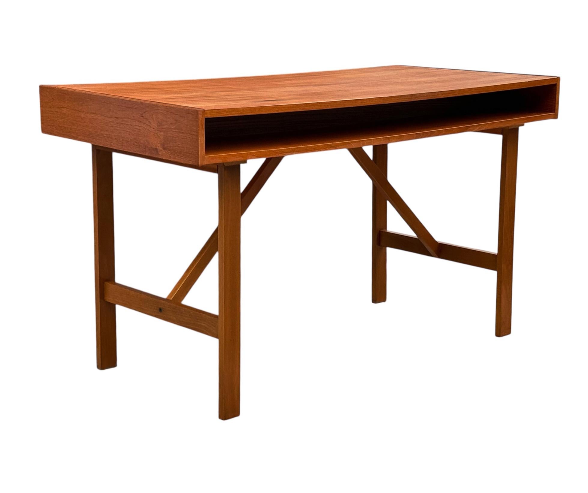 Teakholz Mid Century Danish Modern Doppelseitiger Schreibtisch oder Konsolentisch im Angebot 4