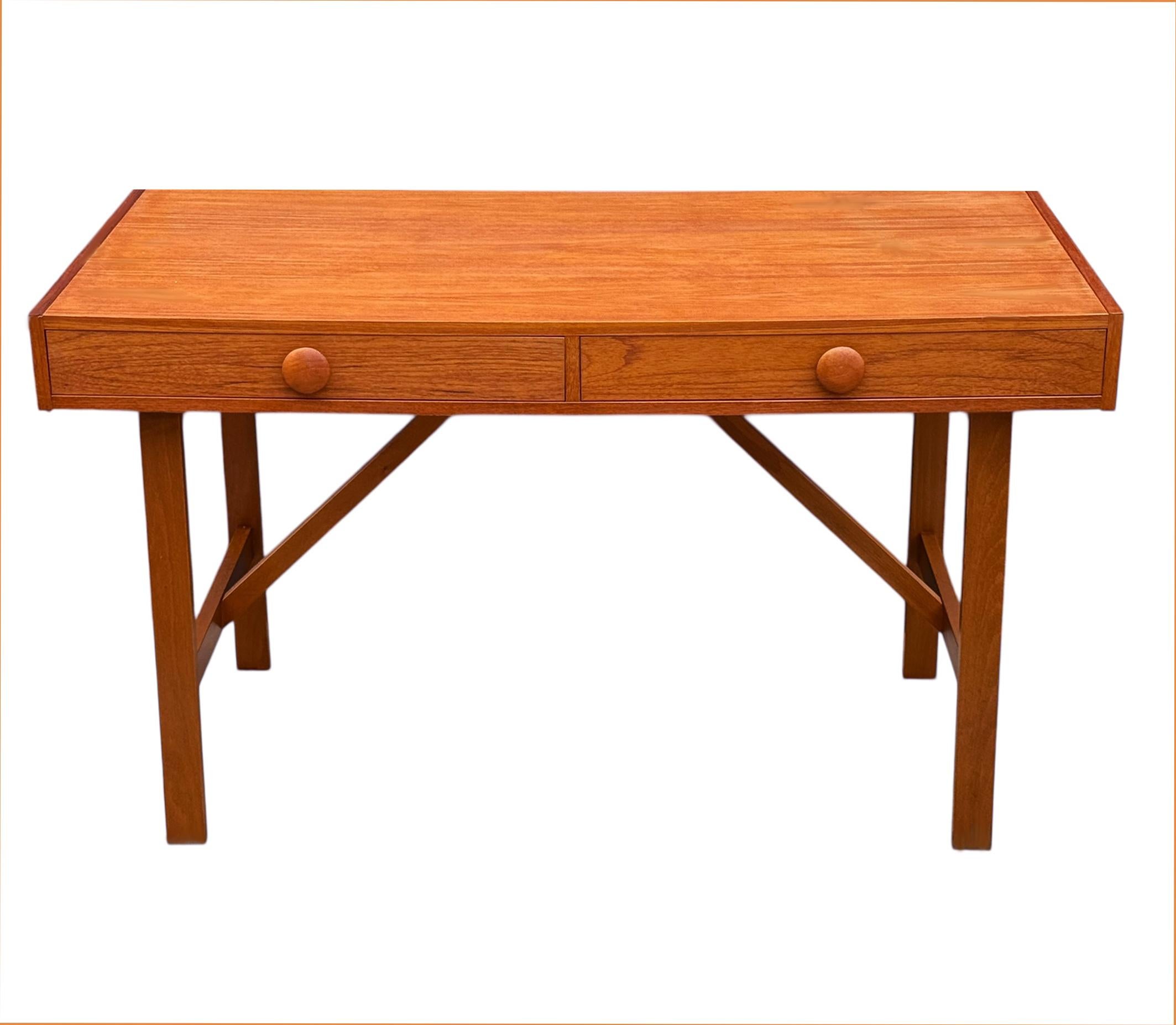 Ein schlichtes, modernes skandinavisches Design aus Dänemark um 1970. Dieser Schreibtisch besteht komplett aus Teakholz und ist doppelseitig, so dass er in der Mitte eines Raumes aufgestellt werden kann. Schlankes, minimalistisches Design mit zwei