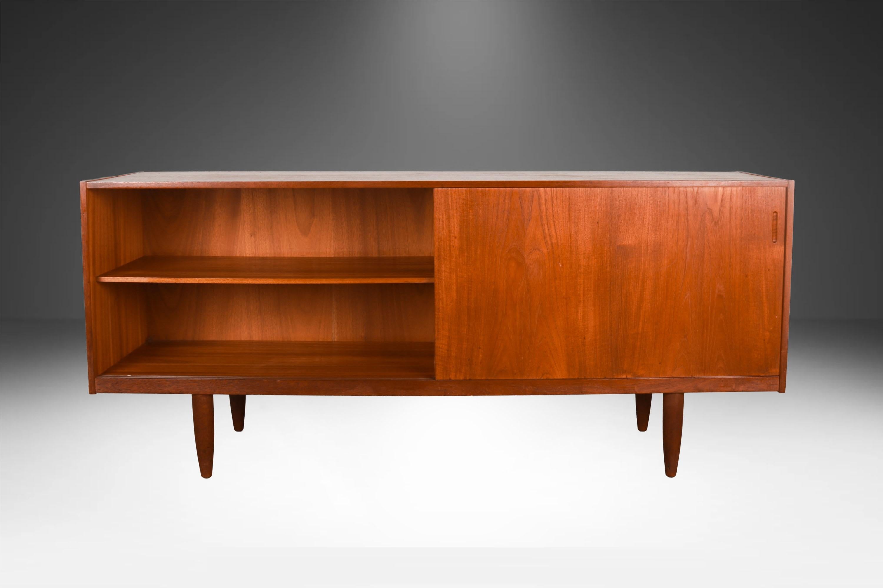 Teak Mid Century Dänemark Schiebetür Anrichte Credenza (Moderne der Mitte des Jahrhunderts) im Angebot