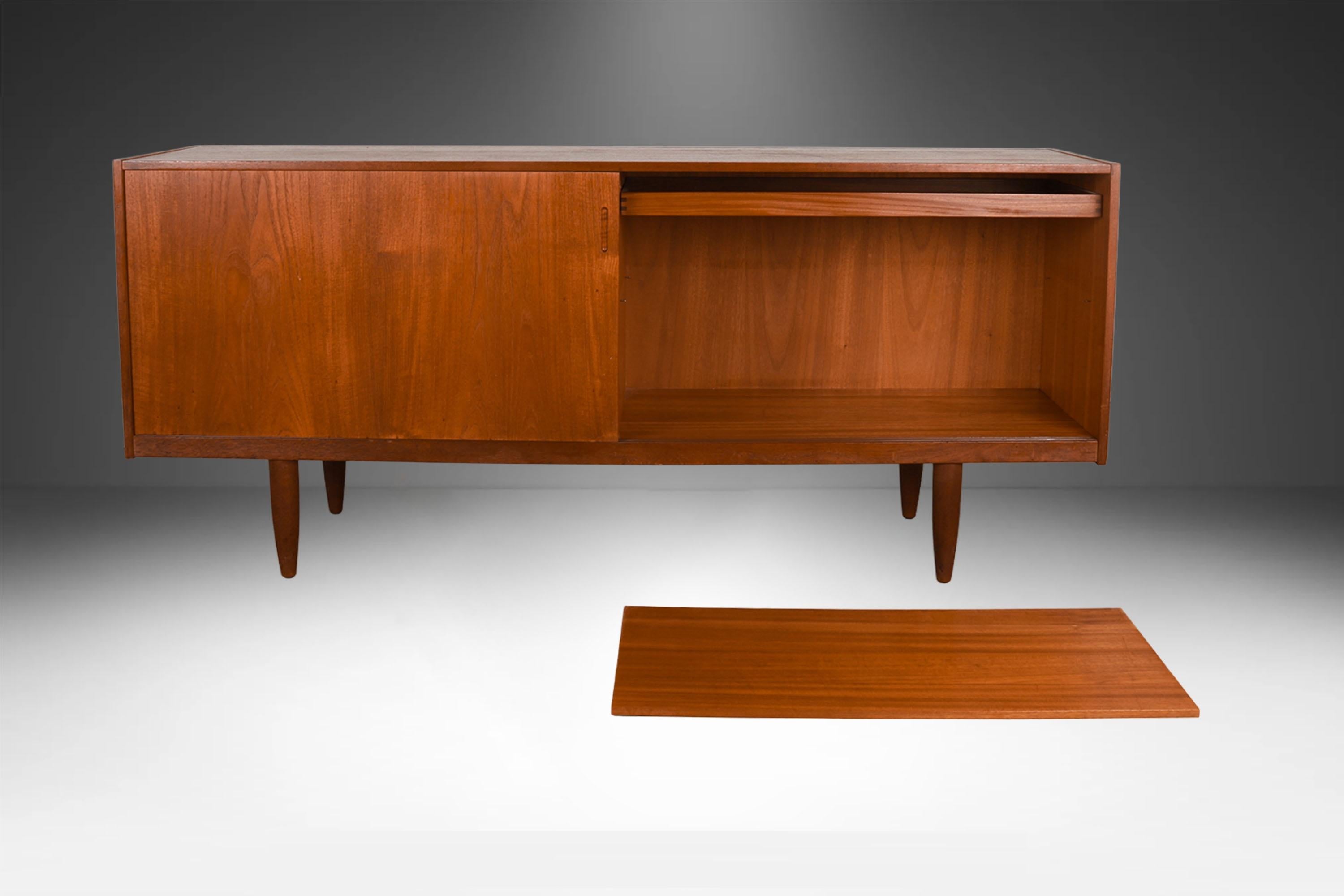 Teak Mid Century Dänemark Schiebetür Anrichte Credenza im Zustand „Relativ gut“ im Angebot in Baltimore, MD