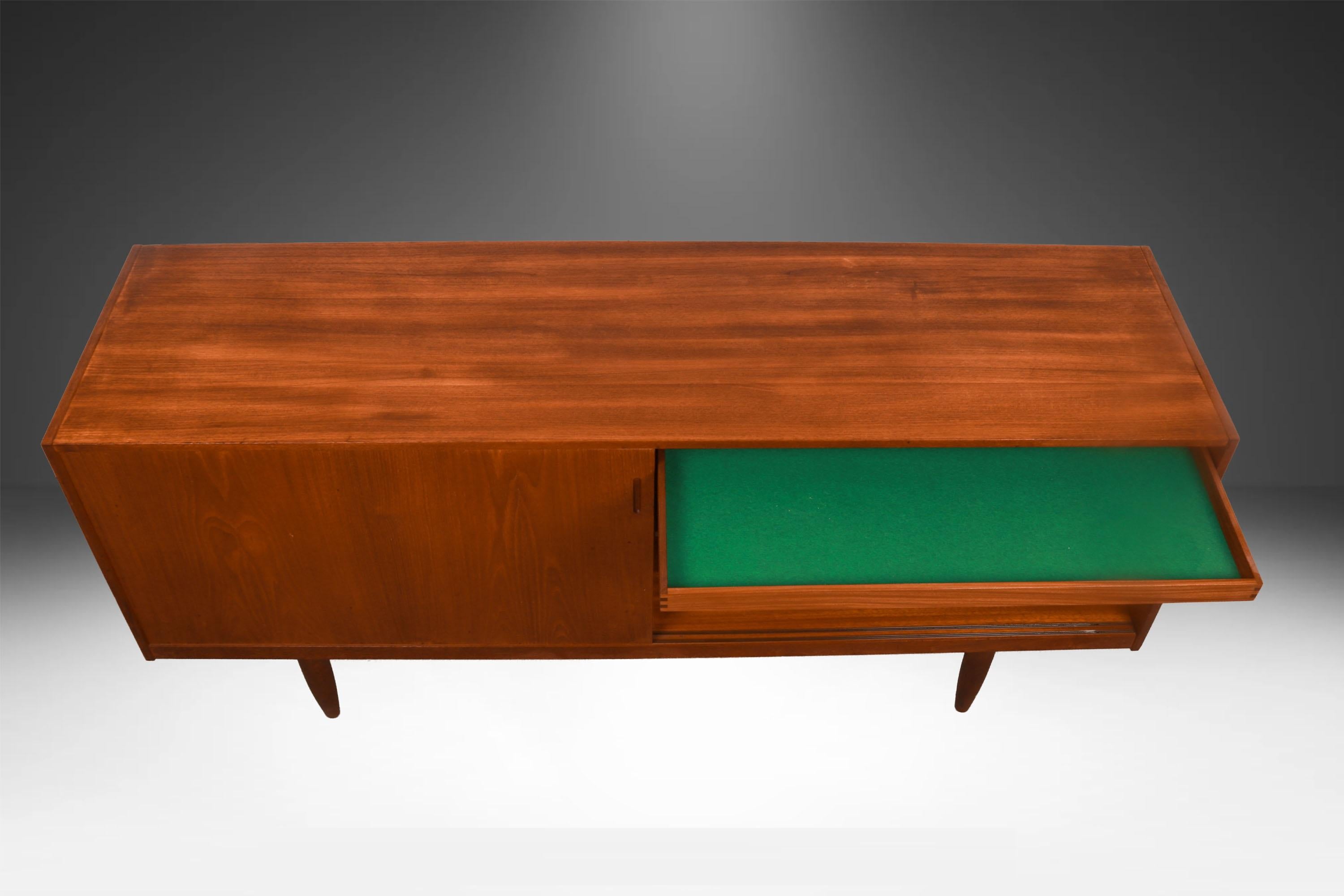 Teak Mid Century Dänemark Schiebetür Anrichte Credenza (Mitte des 20. Jahrhunderts) im Angebot